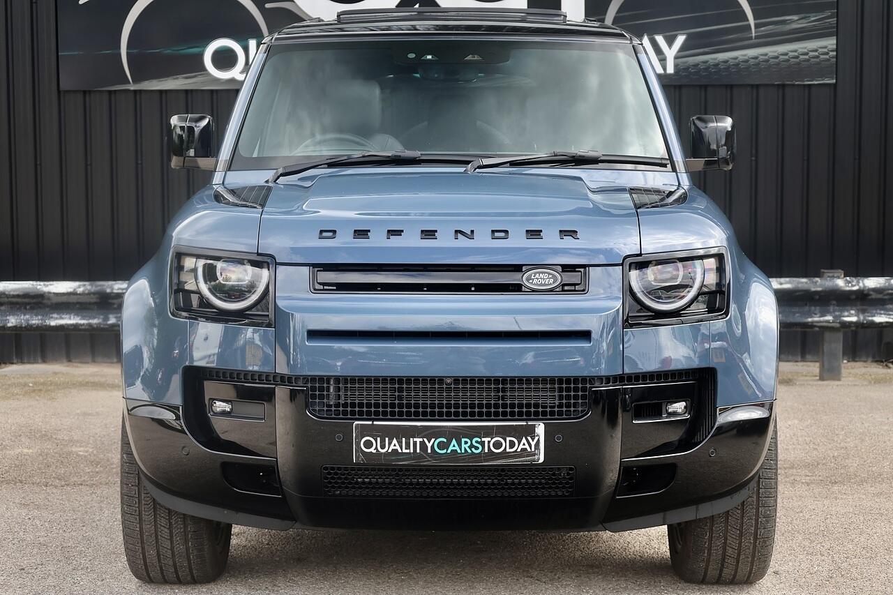 Land Rover Defender 110 view 4