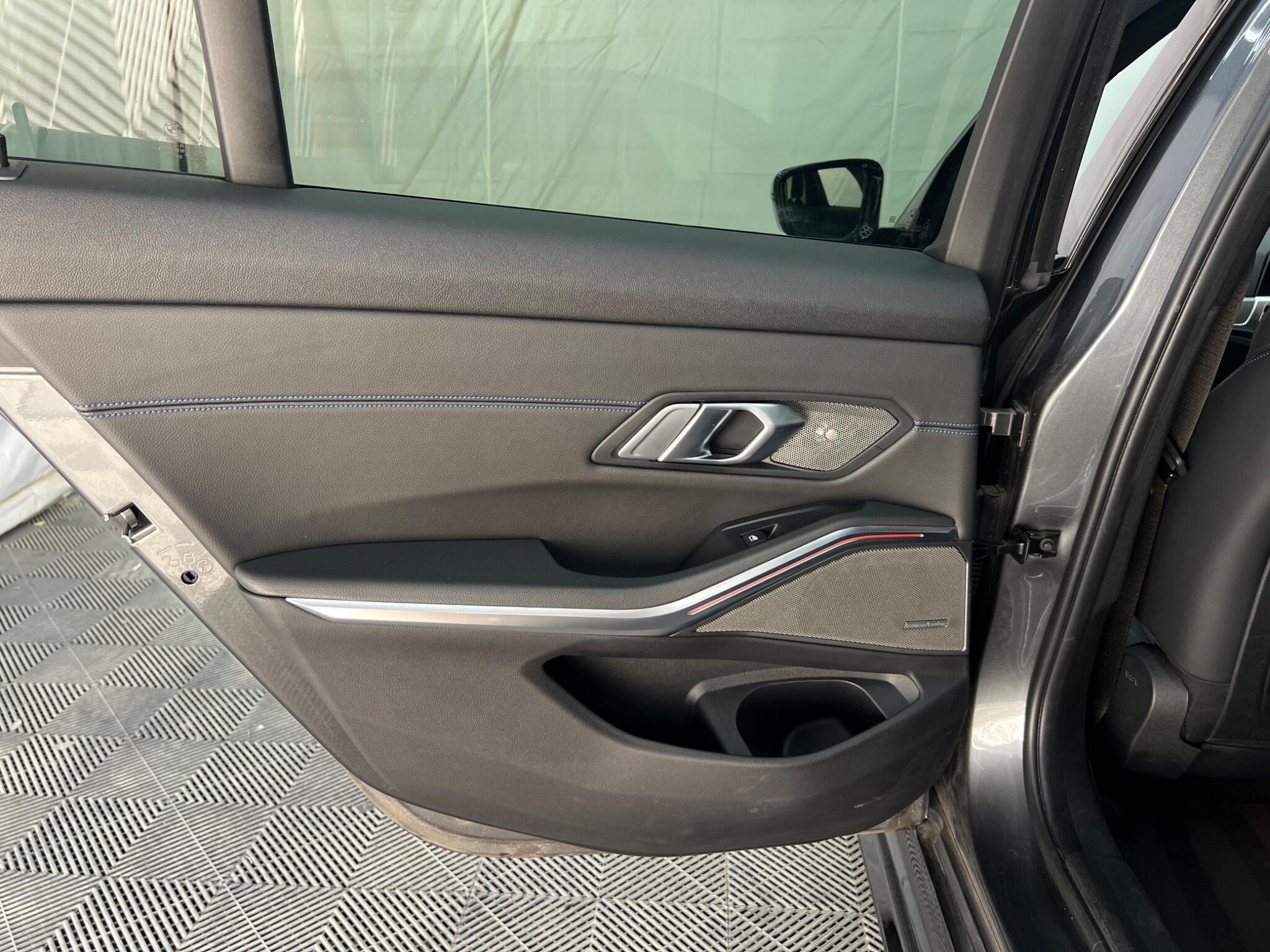 BMW 3 Series view 31