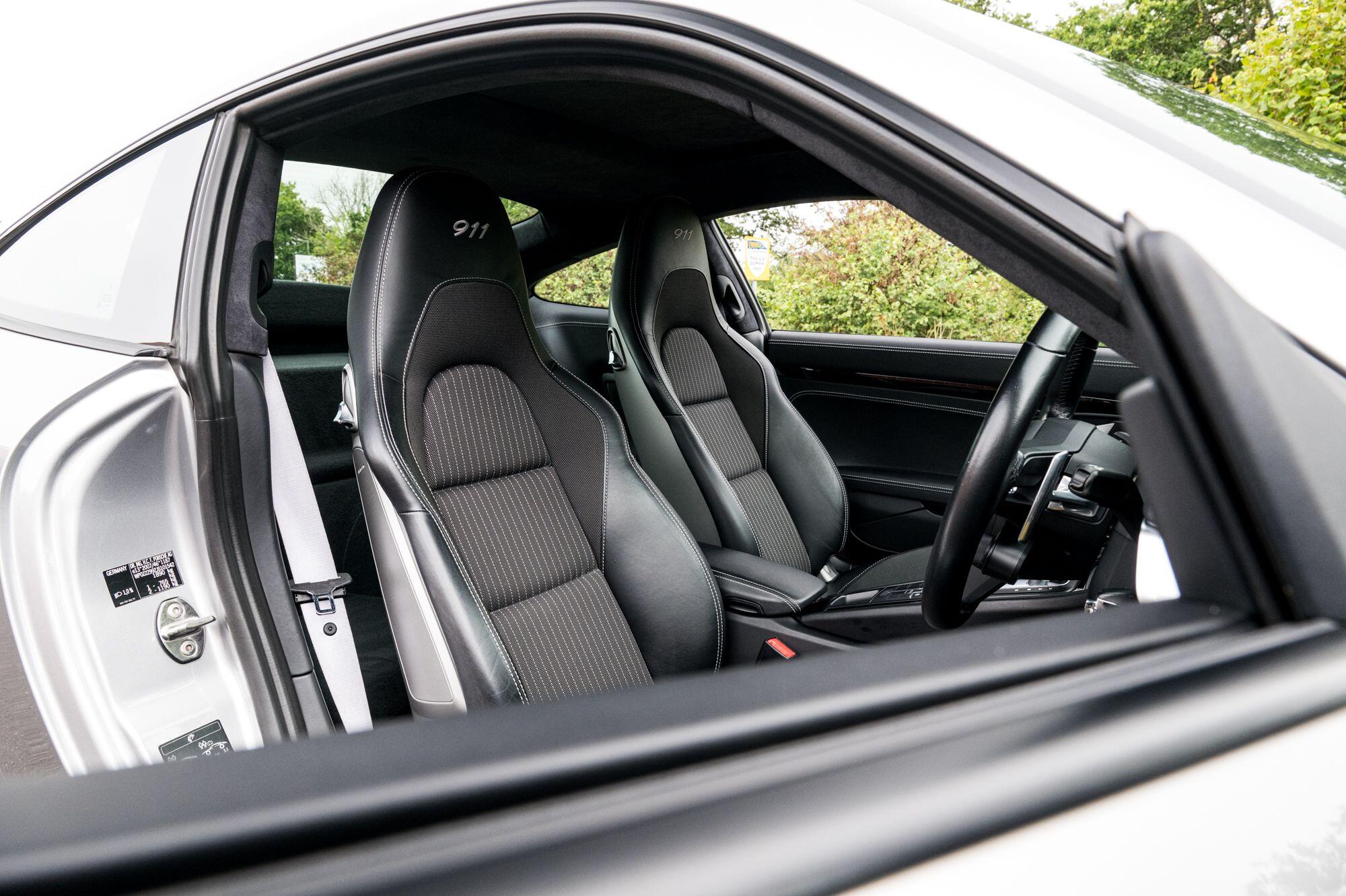 Porsche 911 view 35