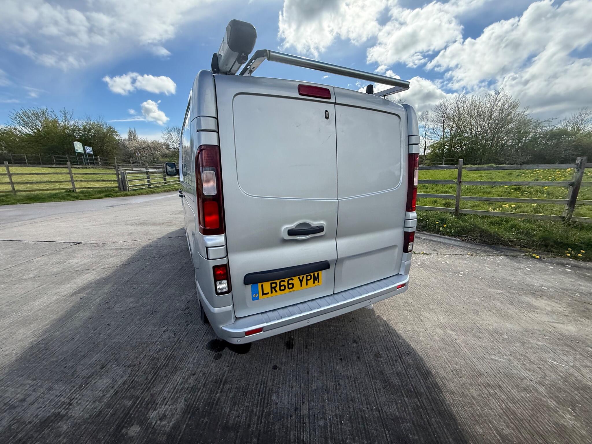 Vauxhall Vivaro 1.6 CDTi 2900 BiTurbo Sportive L1 H1 Euro 6 (s/s) 5dr — photo 17 of 98