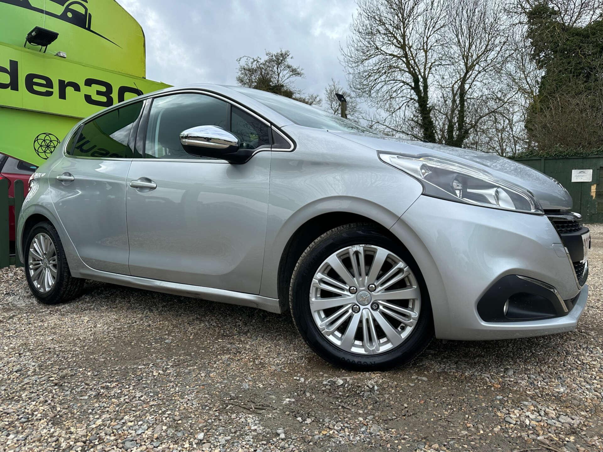 Peugeot 208 view 4