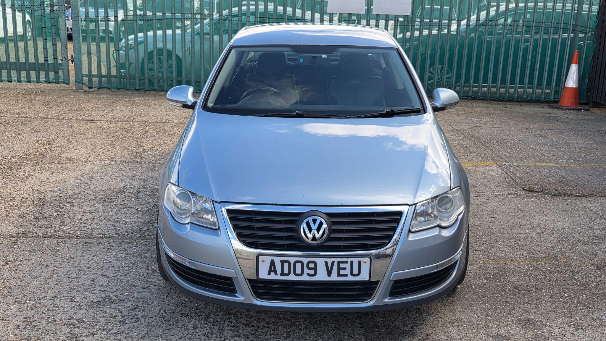 Volkswagen Passat view 3