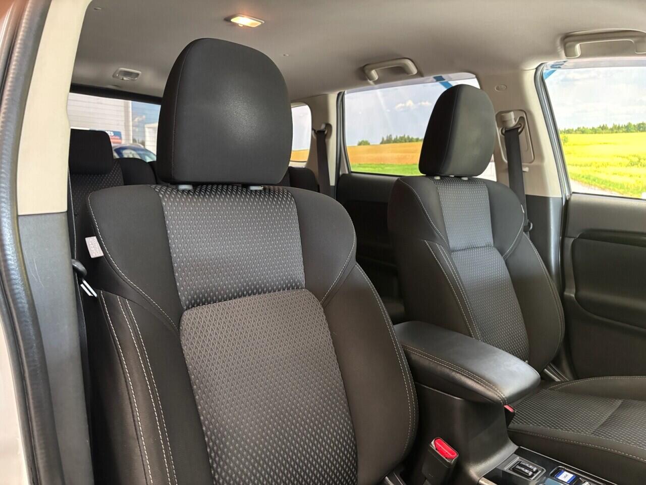 Mitsubishi Outlander view 15