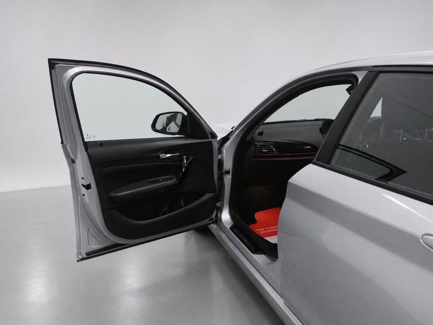 BMW 1 Series view 25