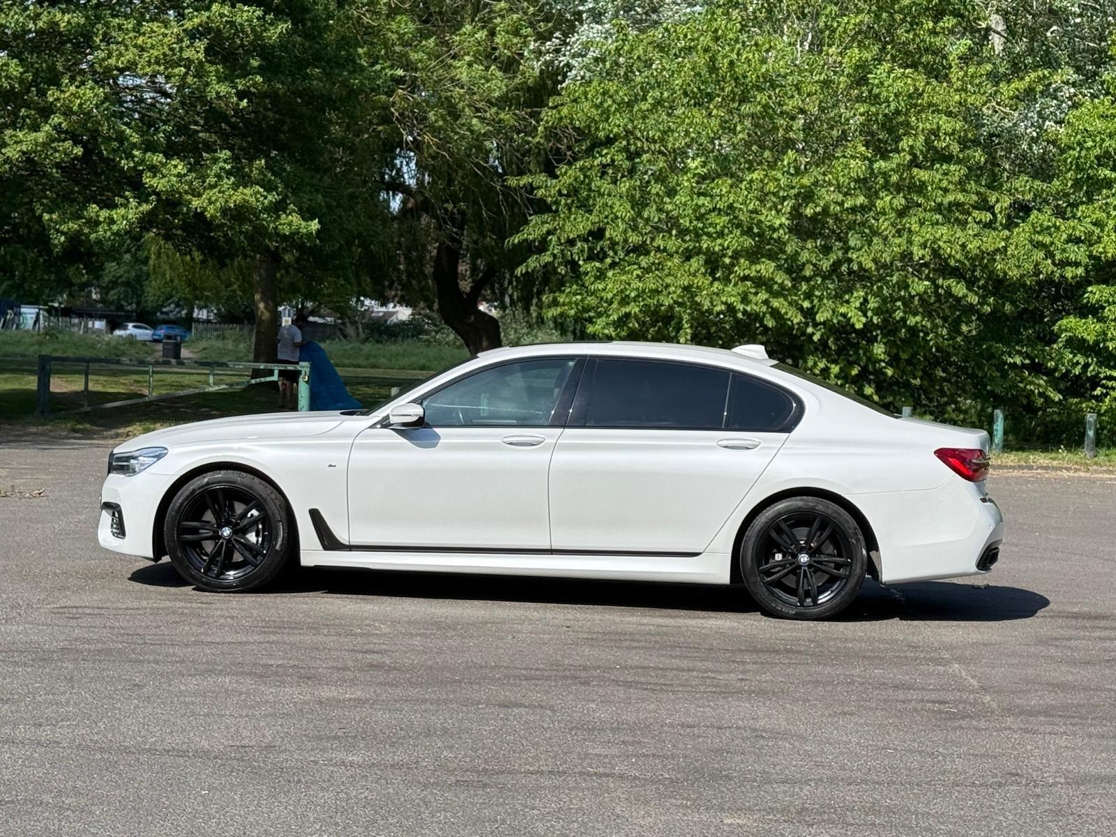 BMW 7 Series view 9