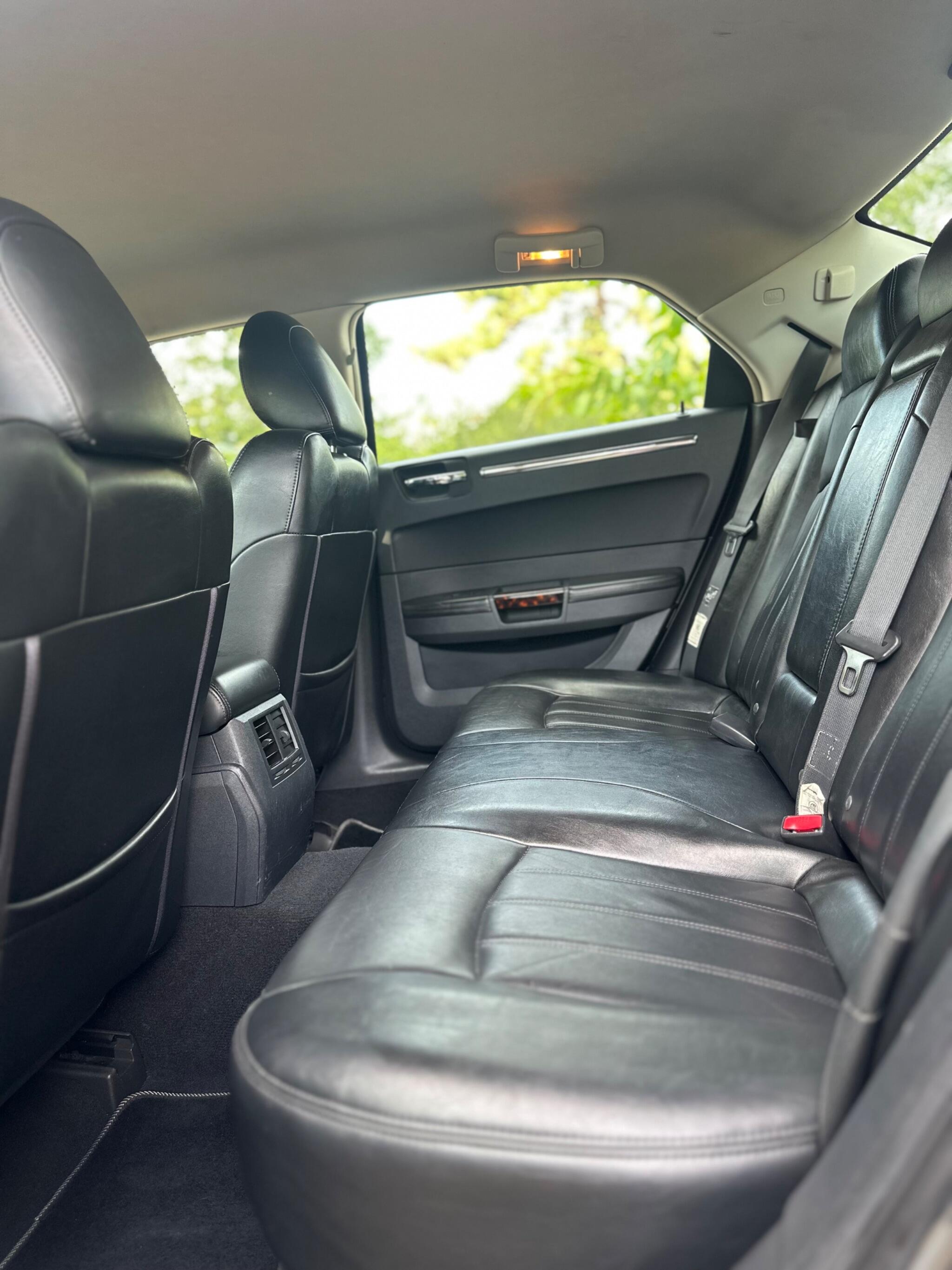 2008 Chrysler 300C image 11