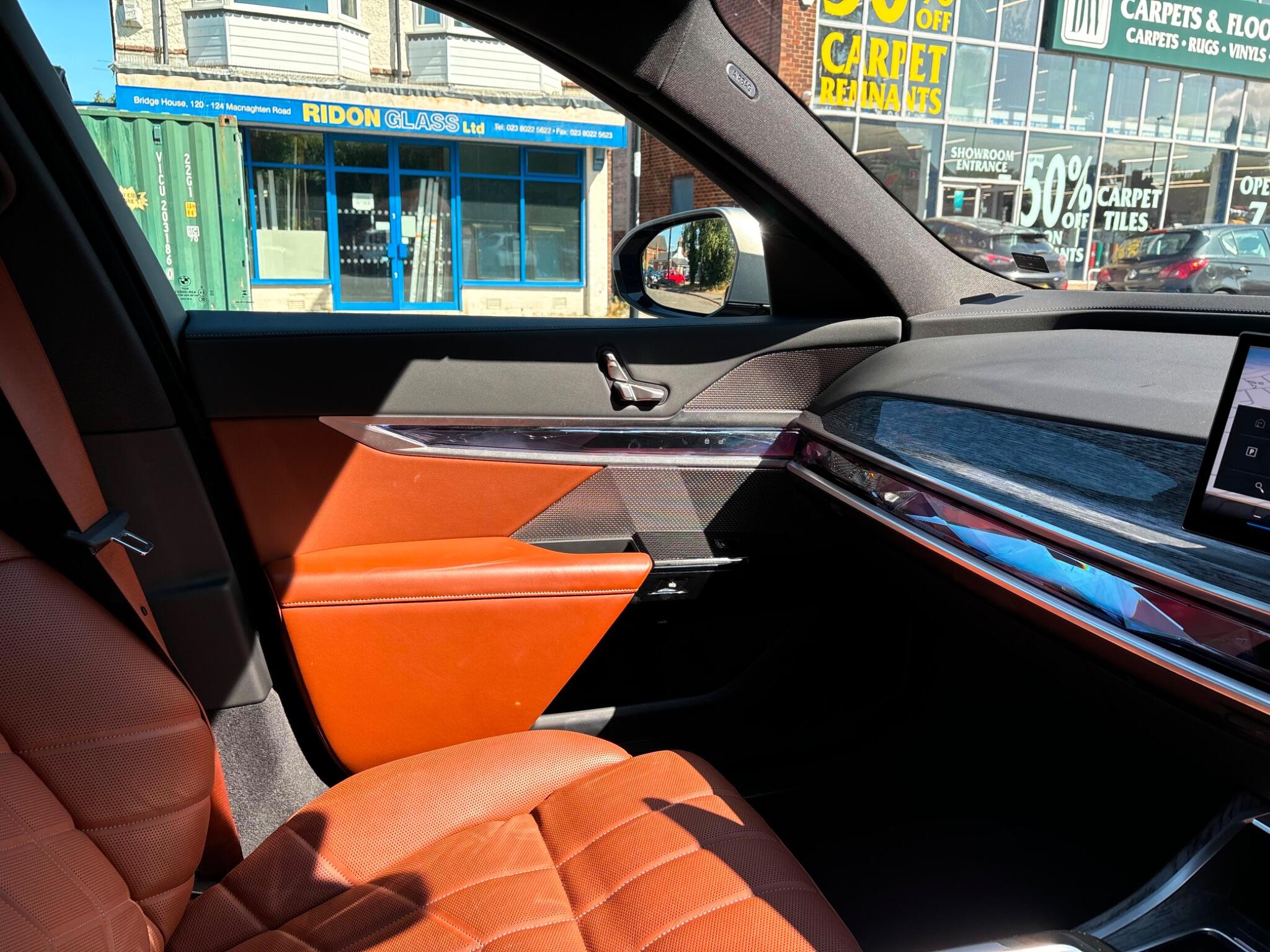 BMW I7 view 24
