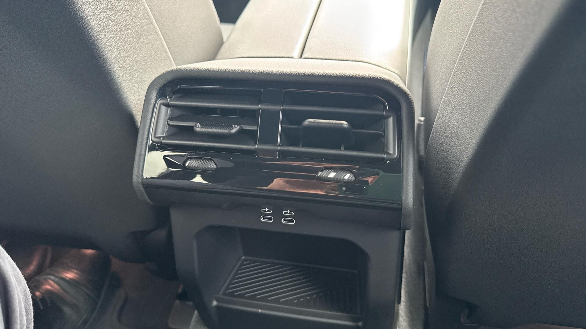 BMW 5 Series view 25