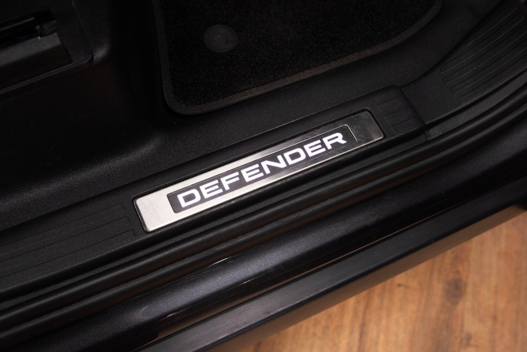 Land Rover Defender 110 view 22