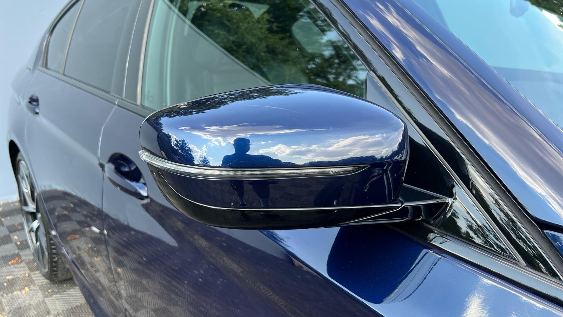 BMW 5 Series view 26