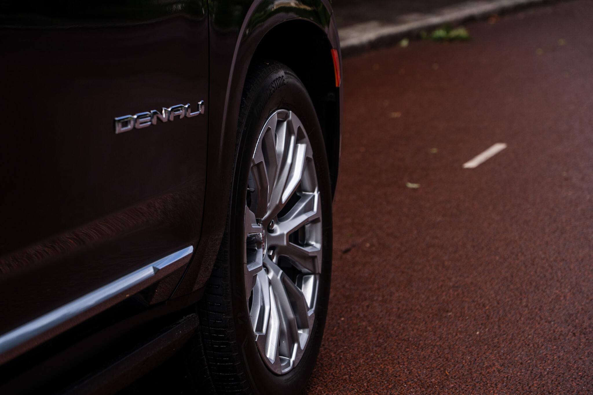 GMC Yukon view 9