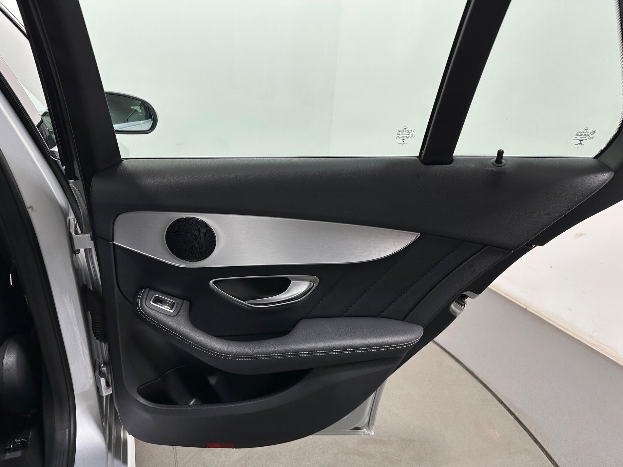 Mercedes-Benz C-Class view 44