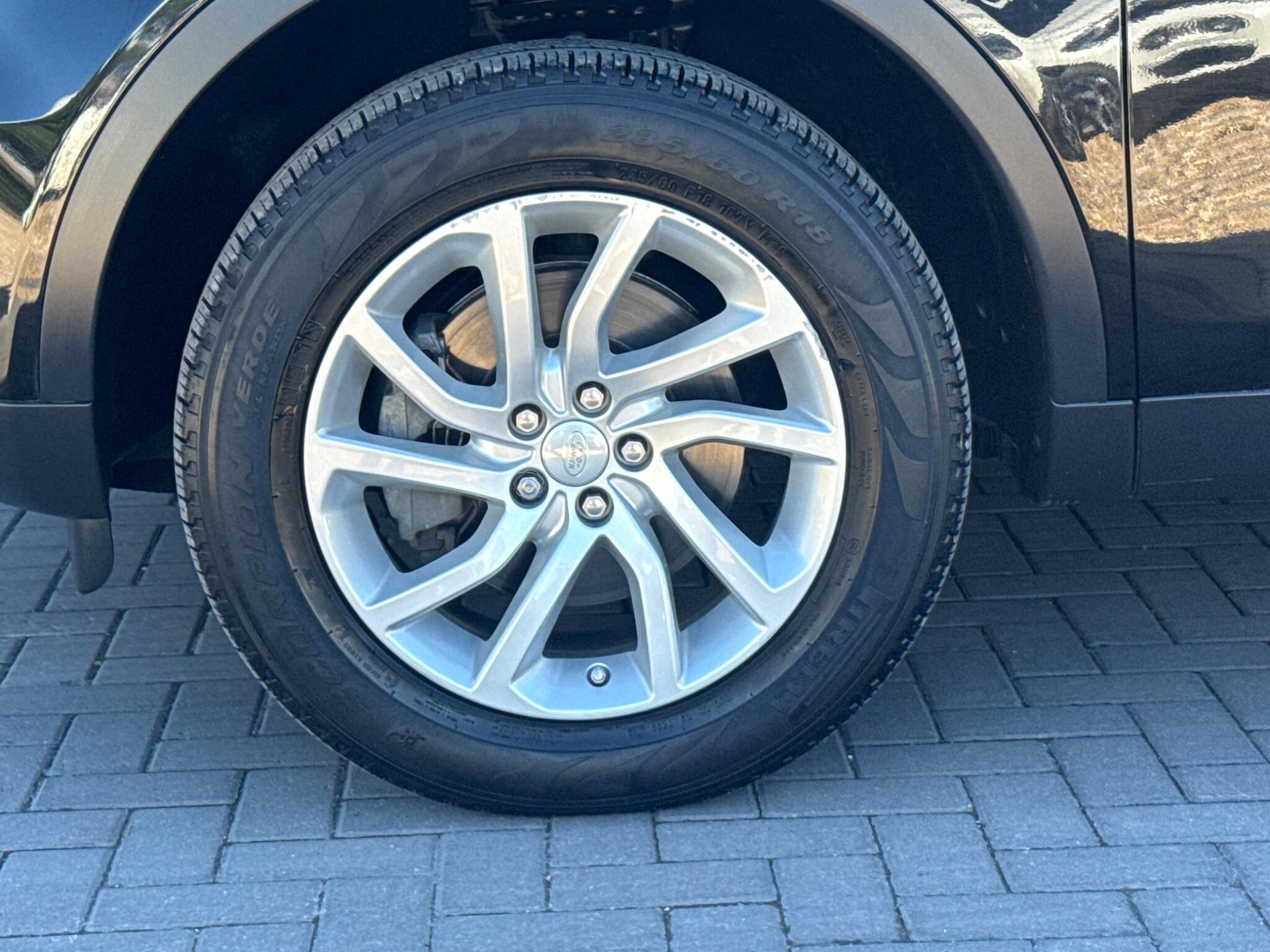 Land Rover Discovery Sport view 14