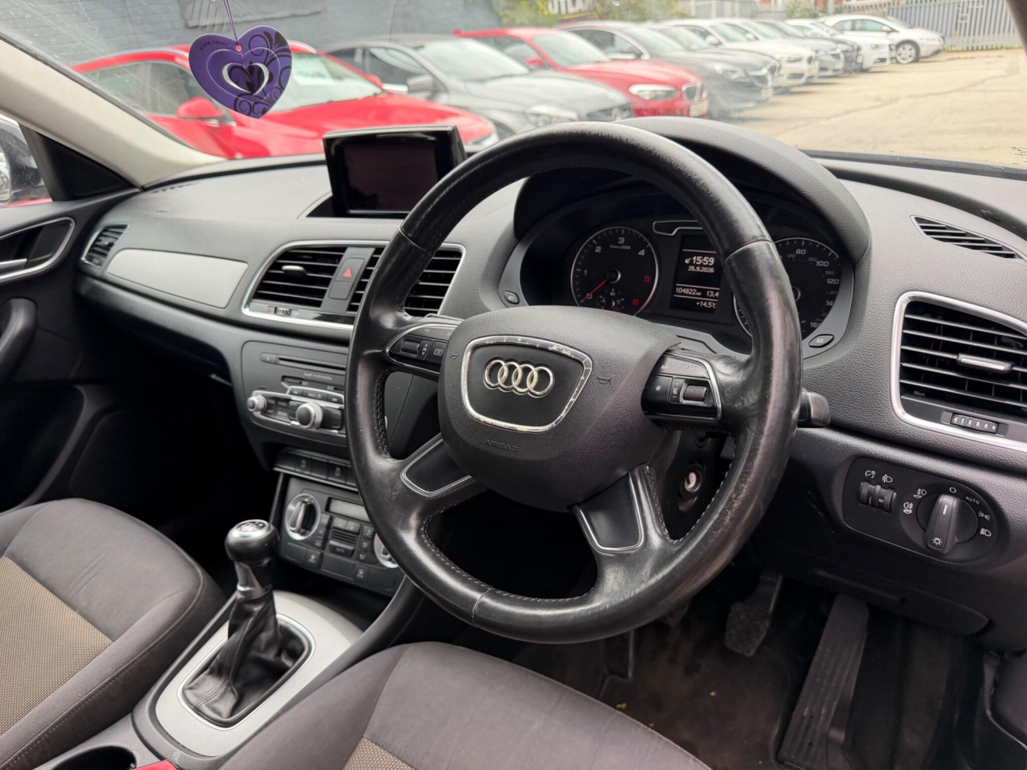 Audi Q3 view 11