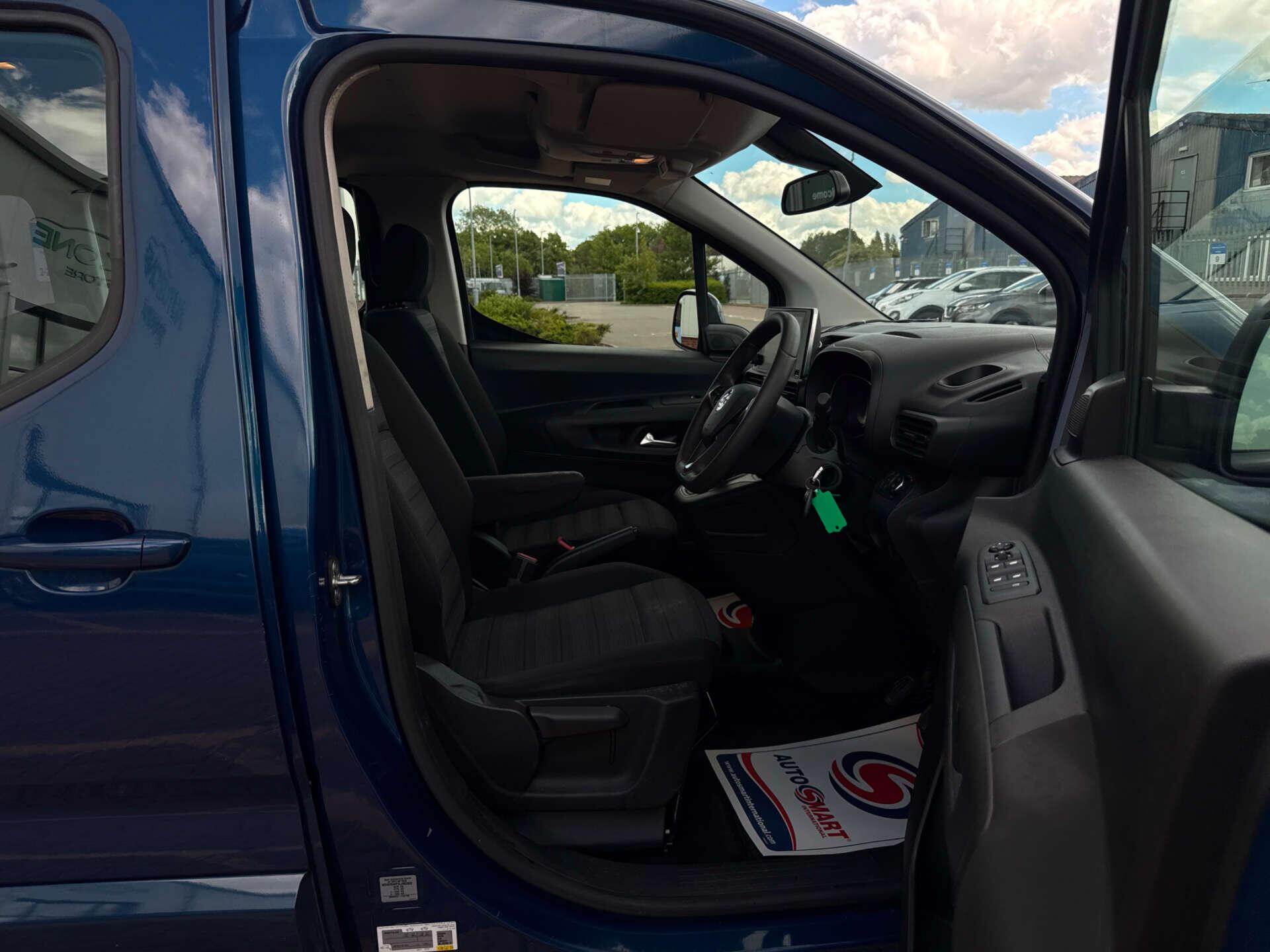 Vauxhall Combo Life view 21