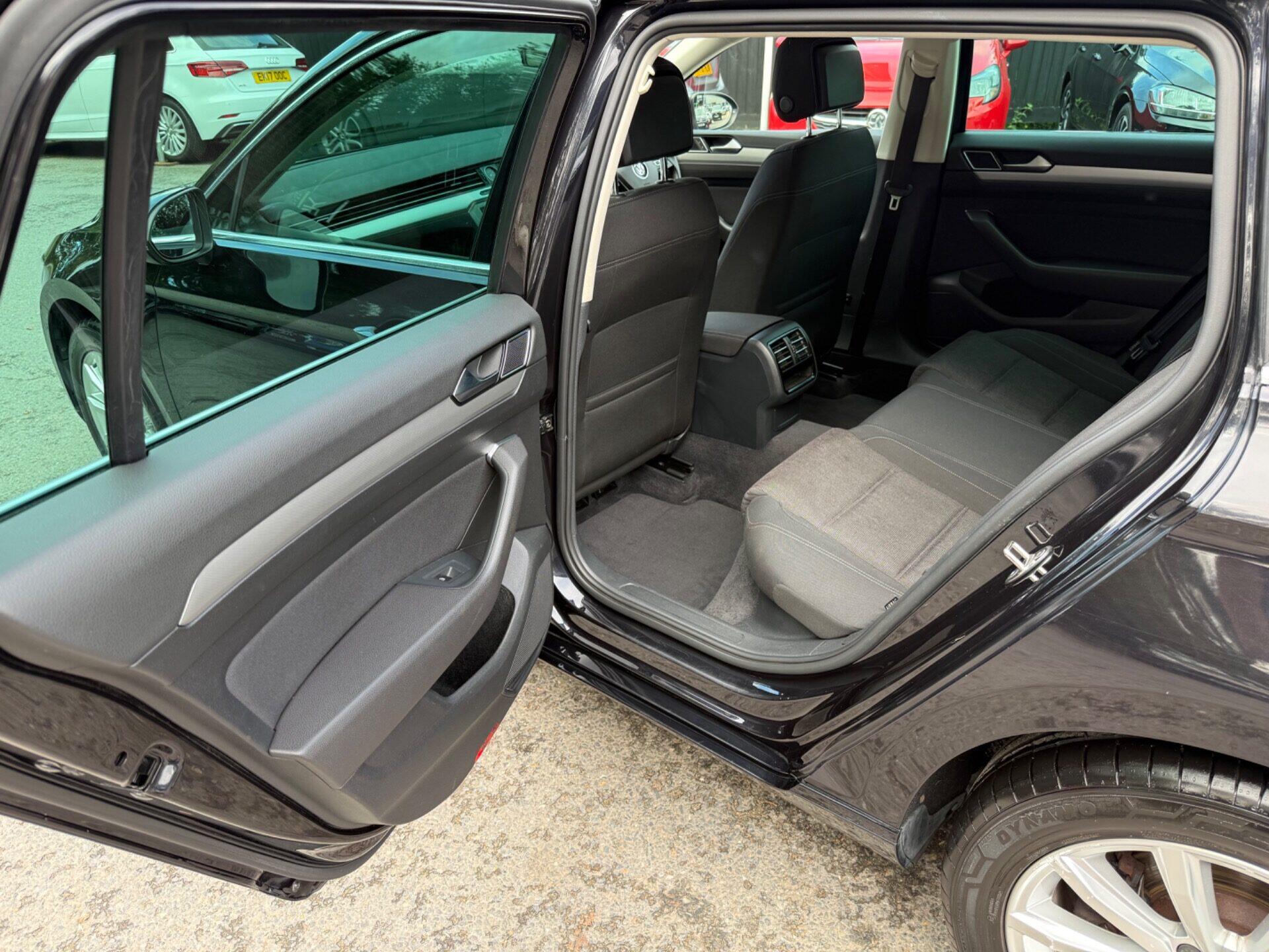 Volkswagen Passat view 29