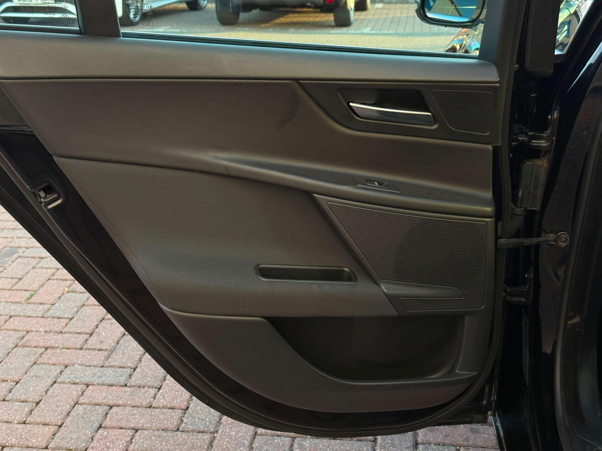Jaguar Xe view 32