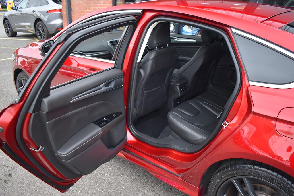 Ford Mondeo view 41