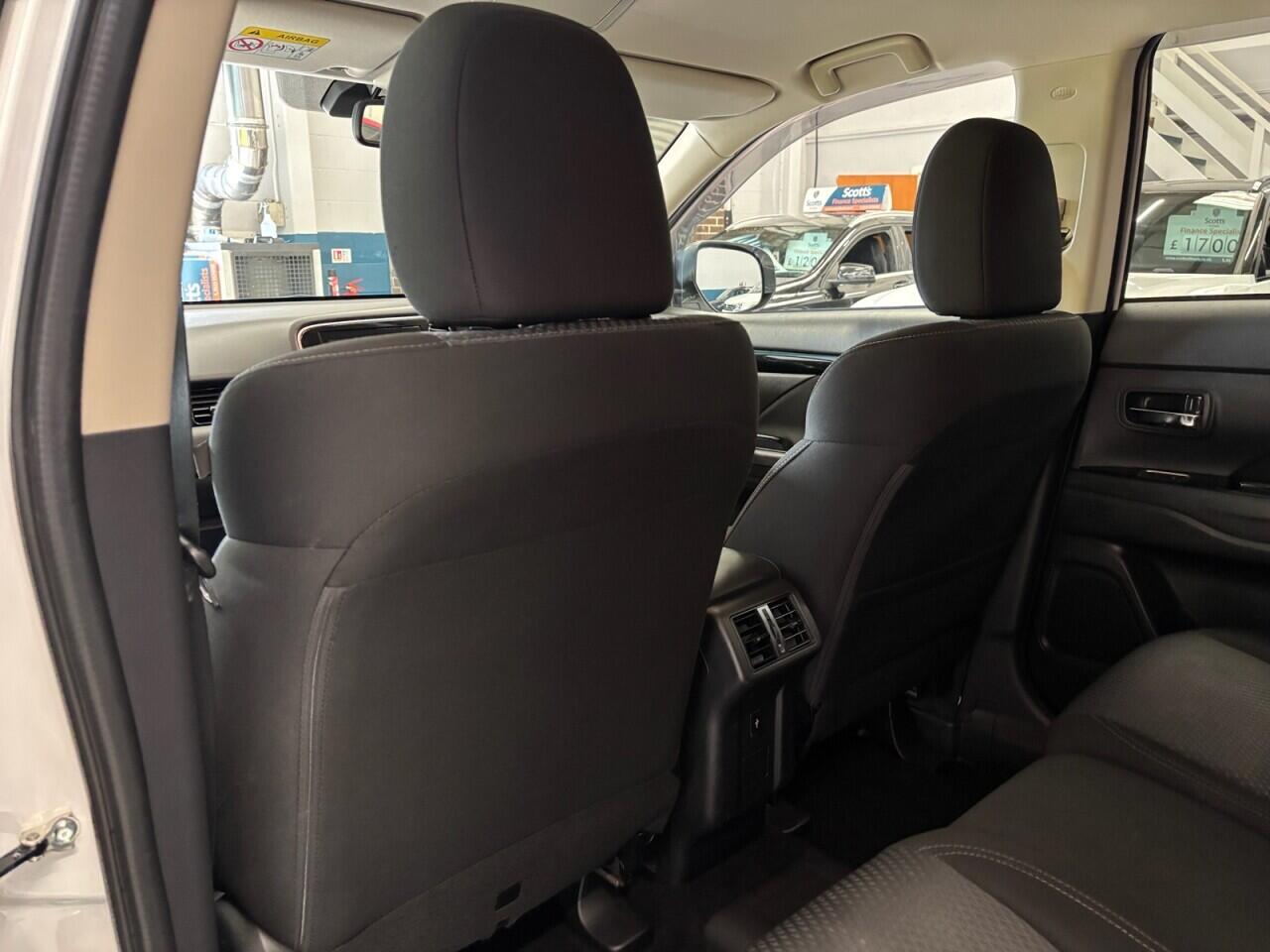 Mitsubishi Outlander view 23