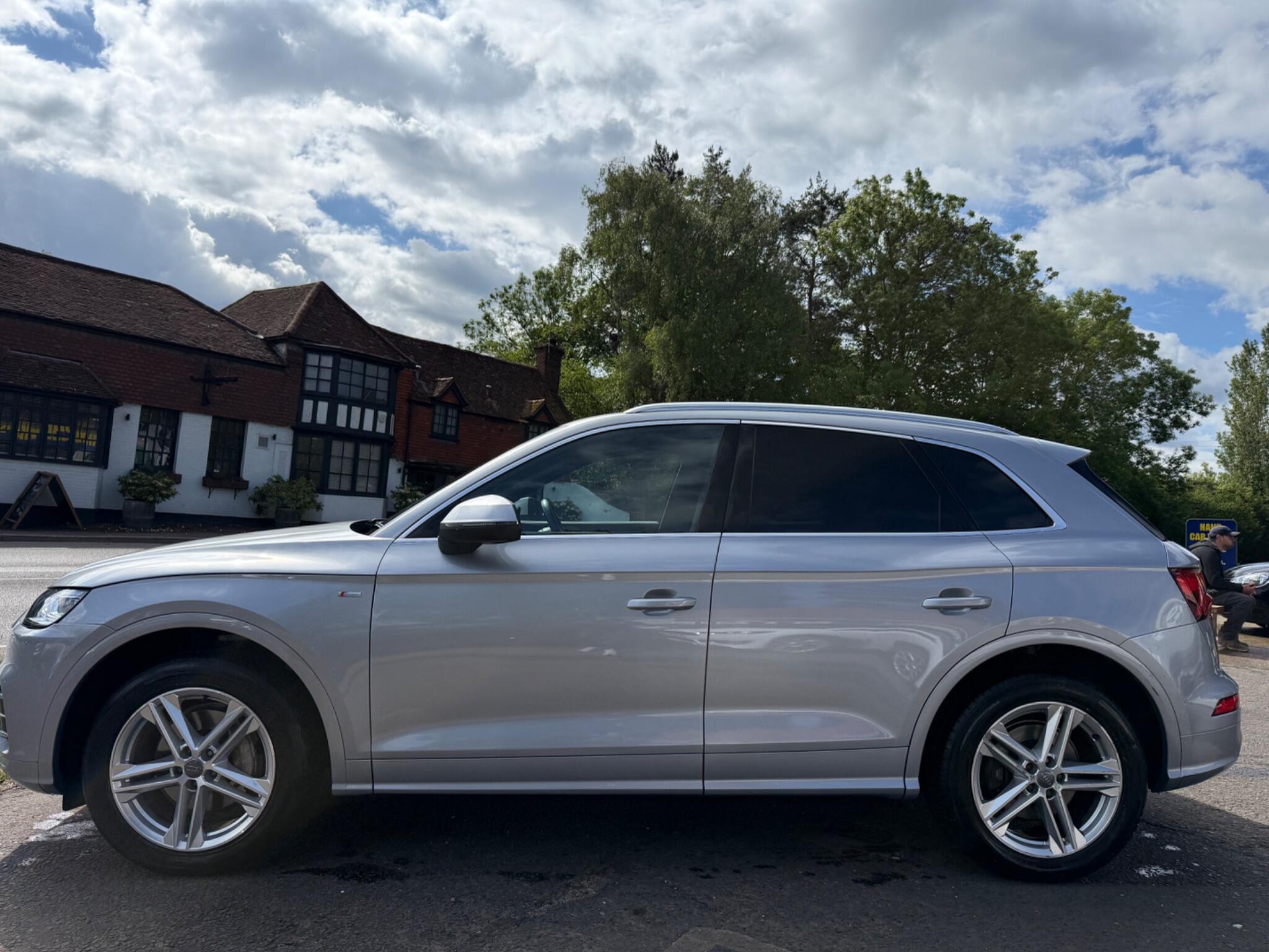 Audi Q5 view 8