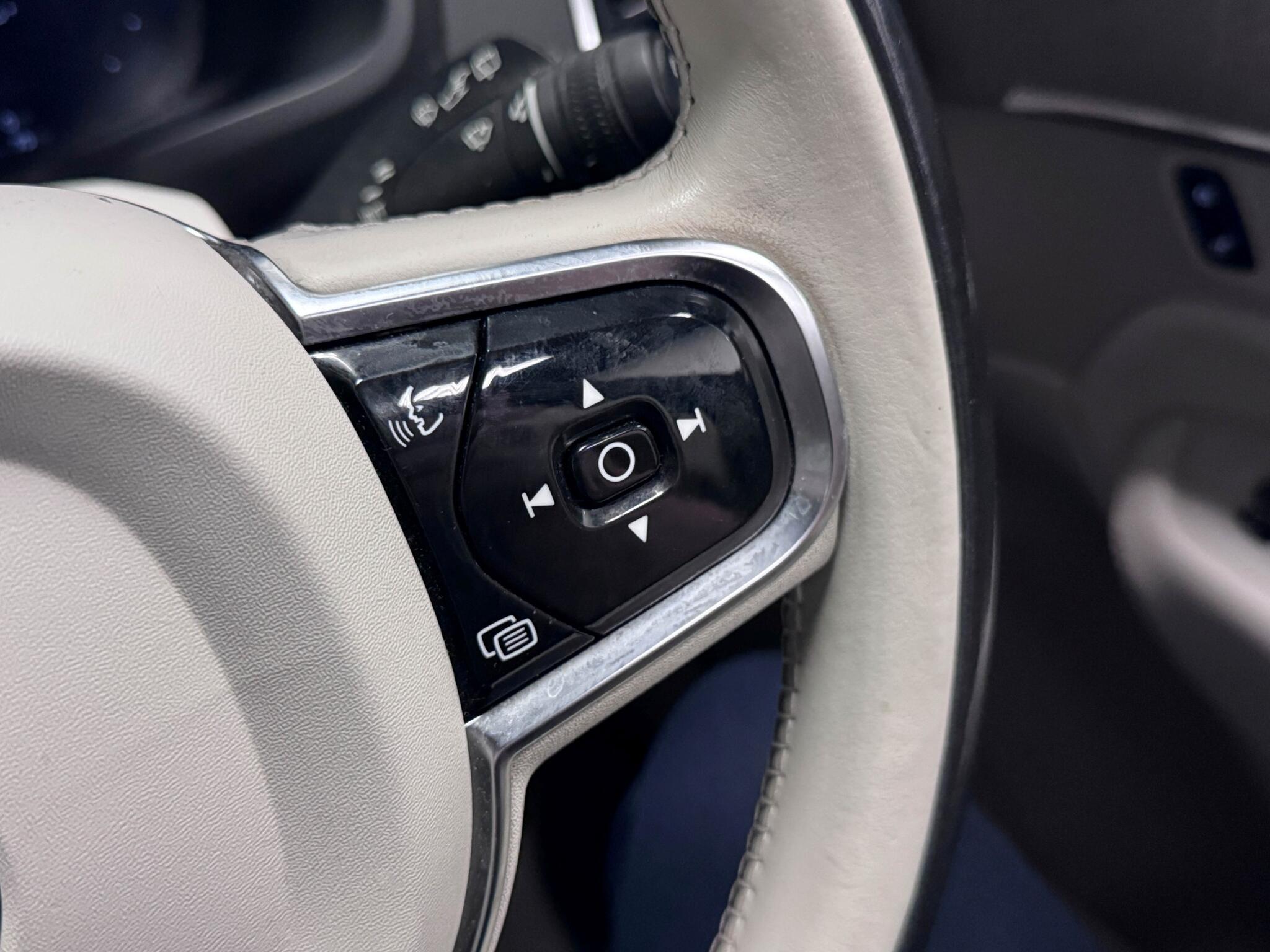 Volvo XC90 view 13