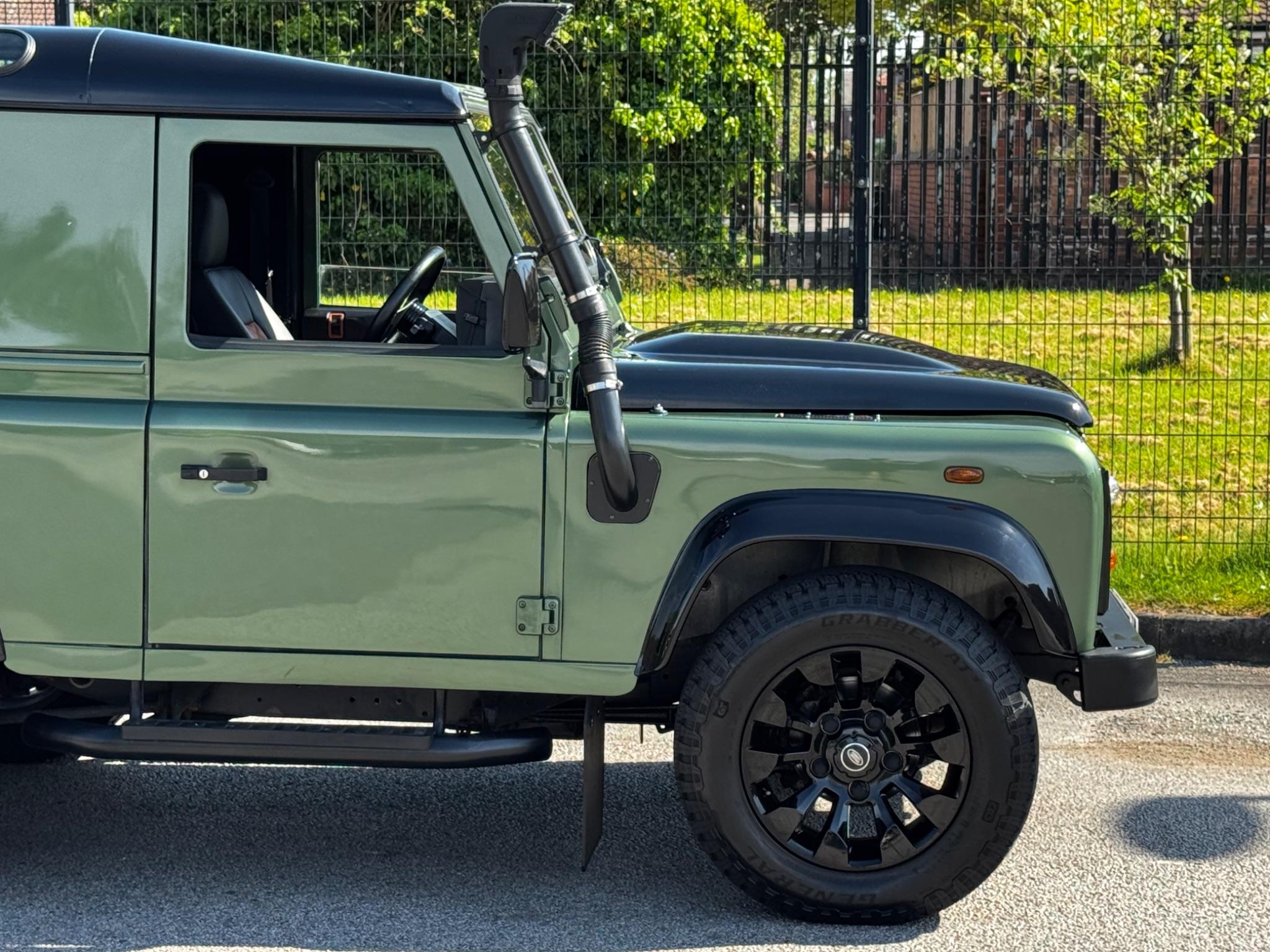 Land Rover Defender view 19