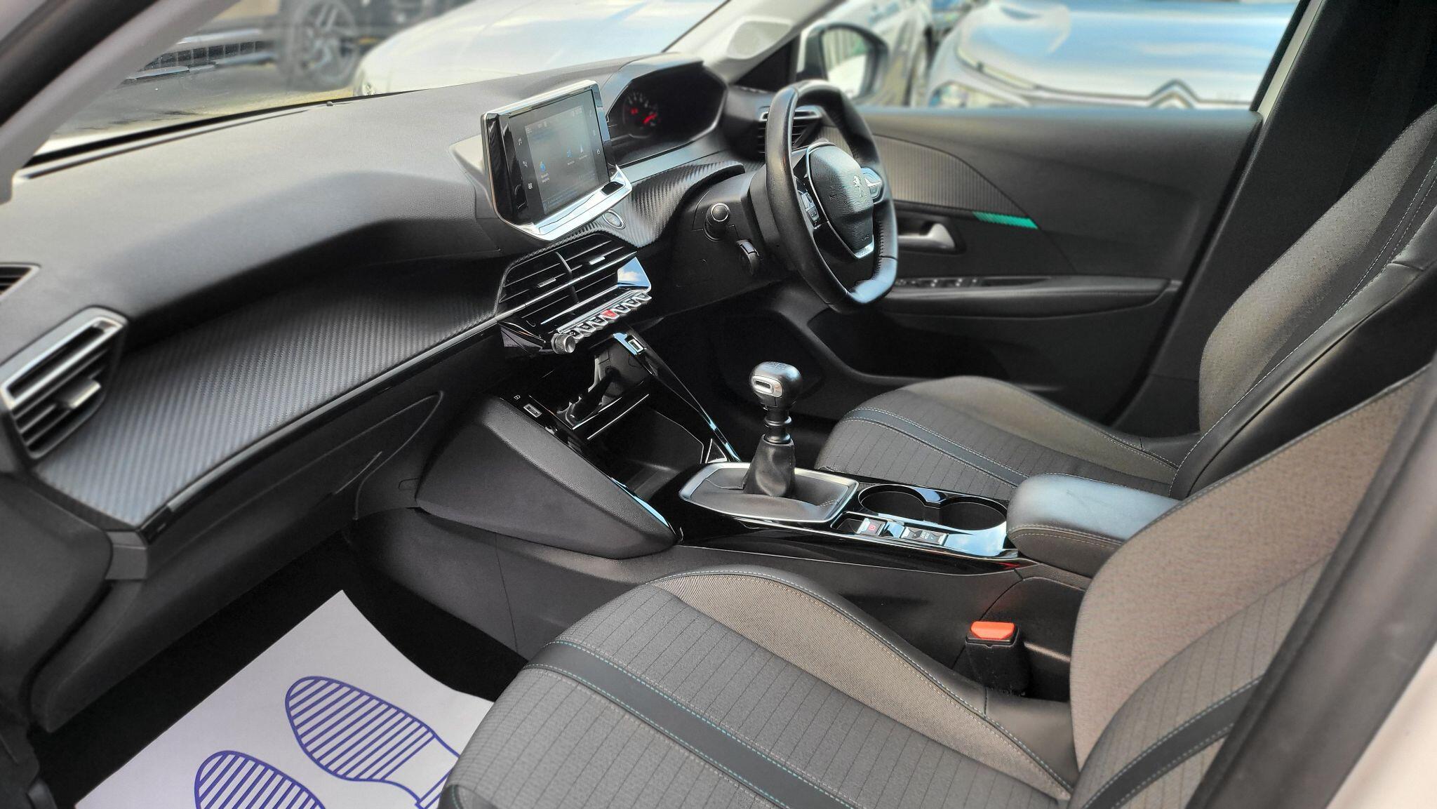 Peugeot 208 view 2