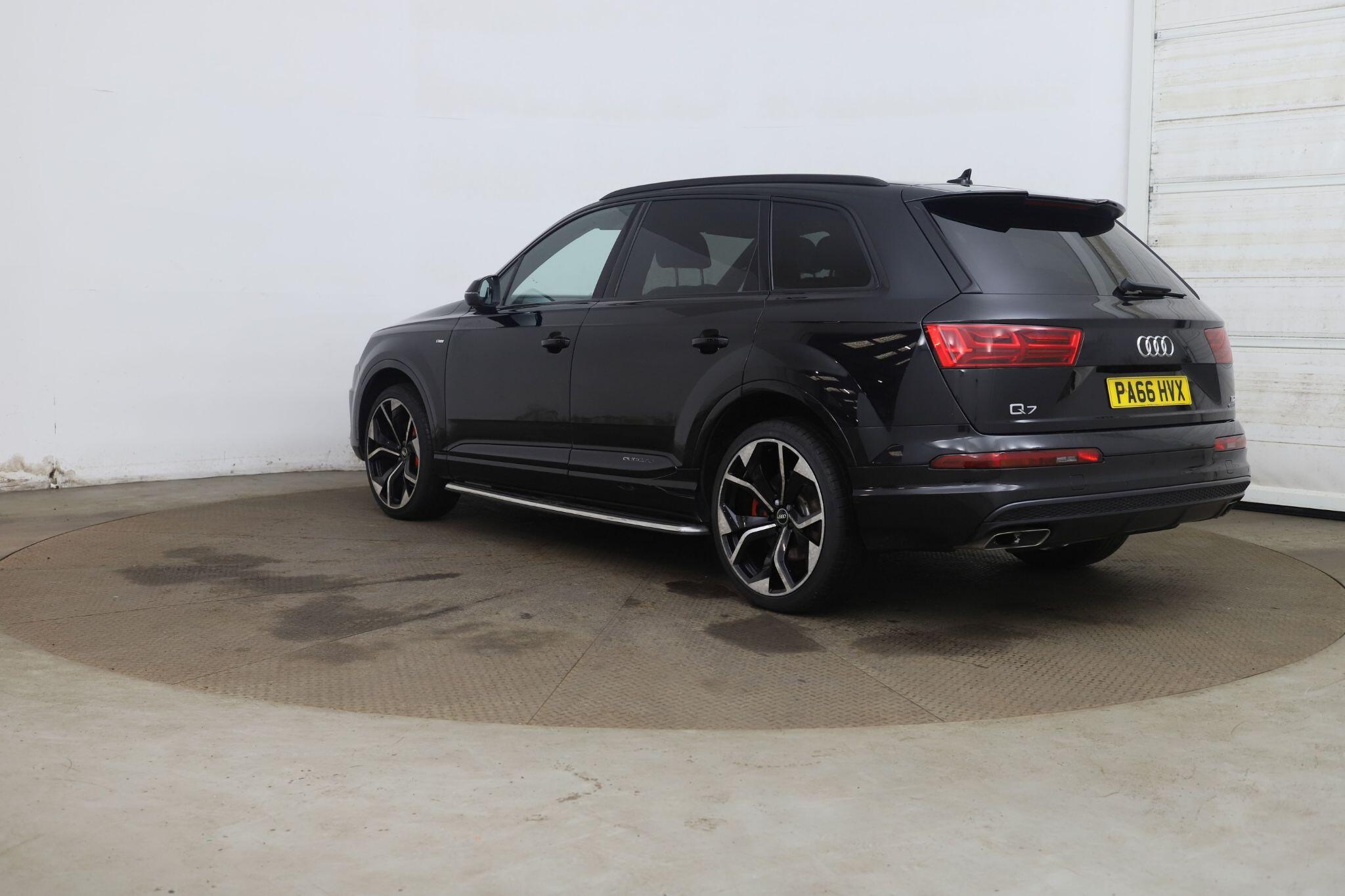Audi Q7 view 7