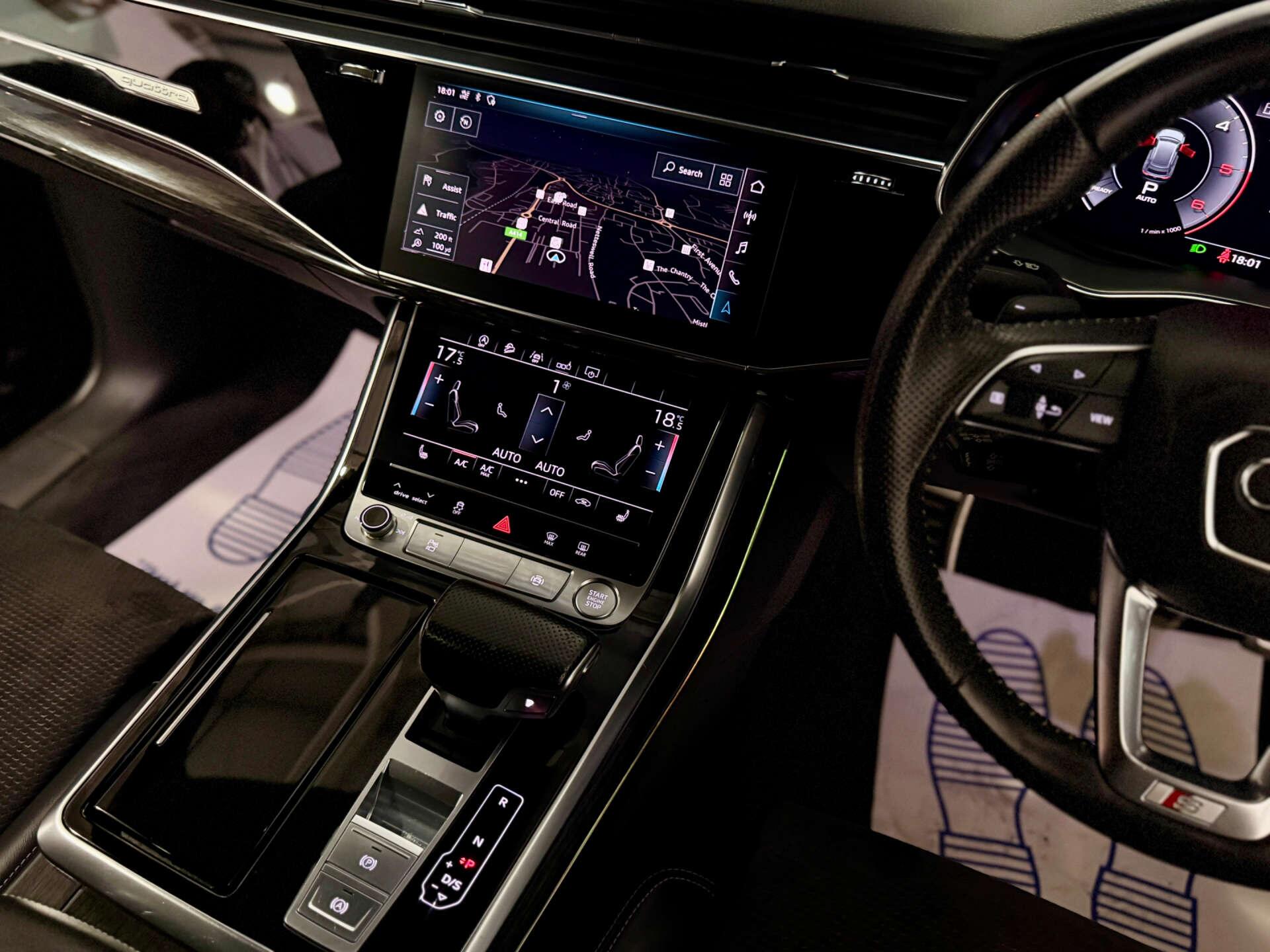 Audi Q8 view 20