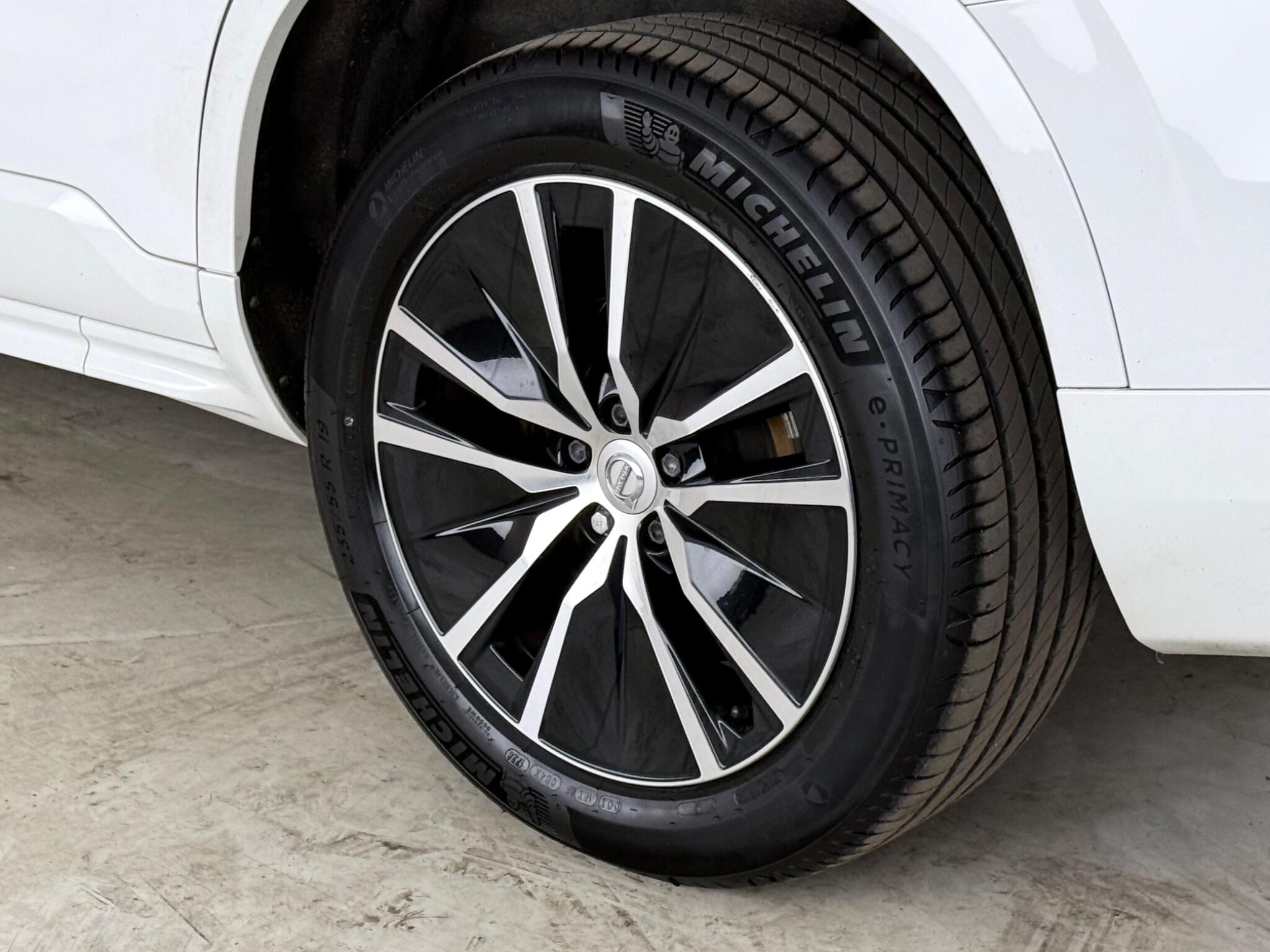 Volvo XC90 view 9