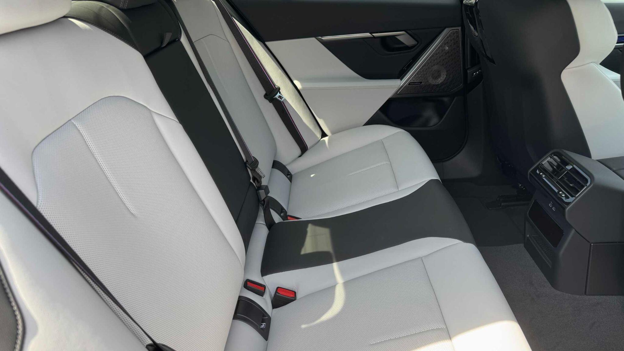 BMW M5 view 8