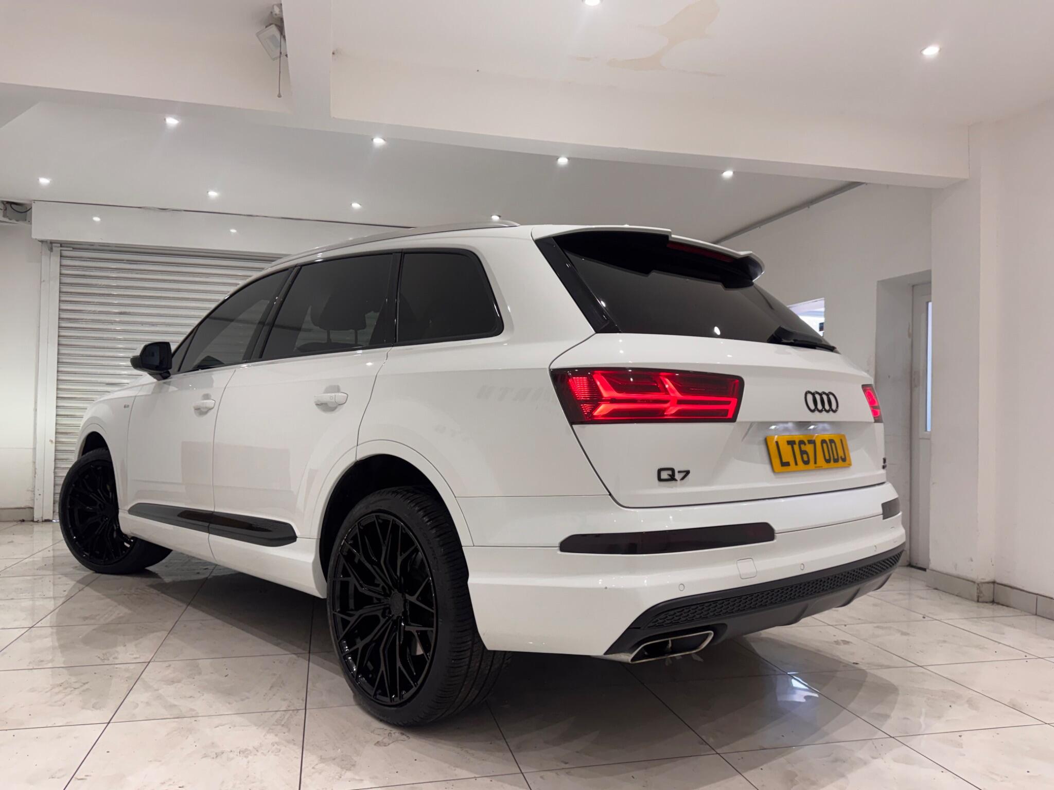 Audi Q7 view 5