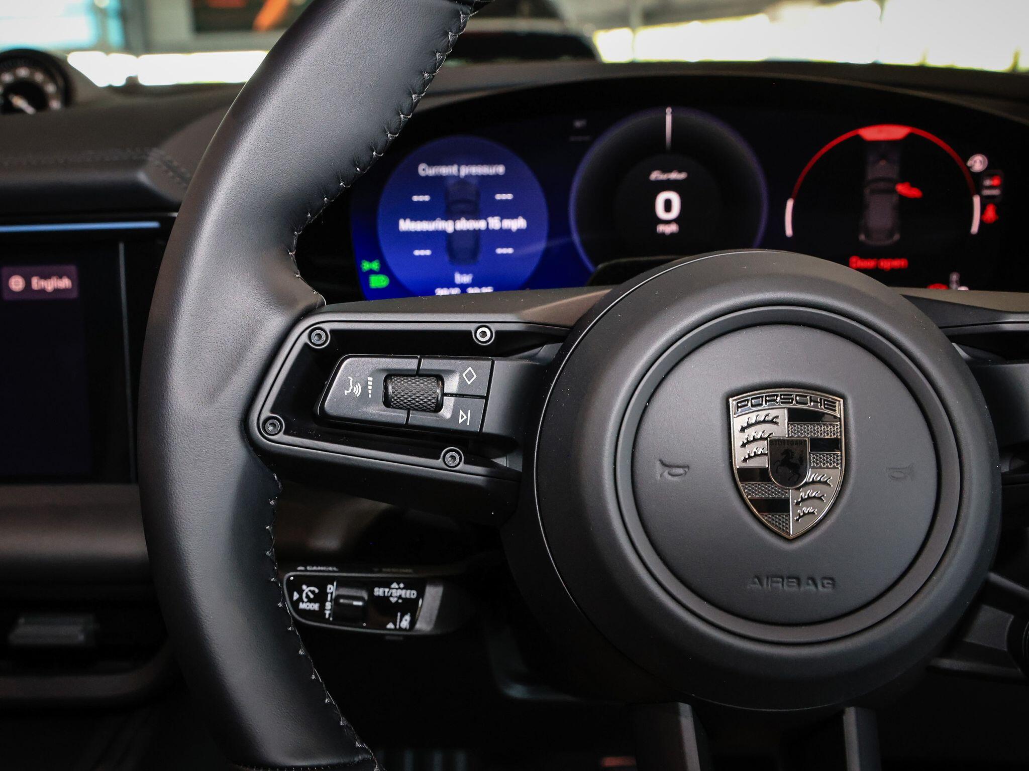 Porsche Macan view 14