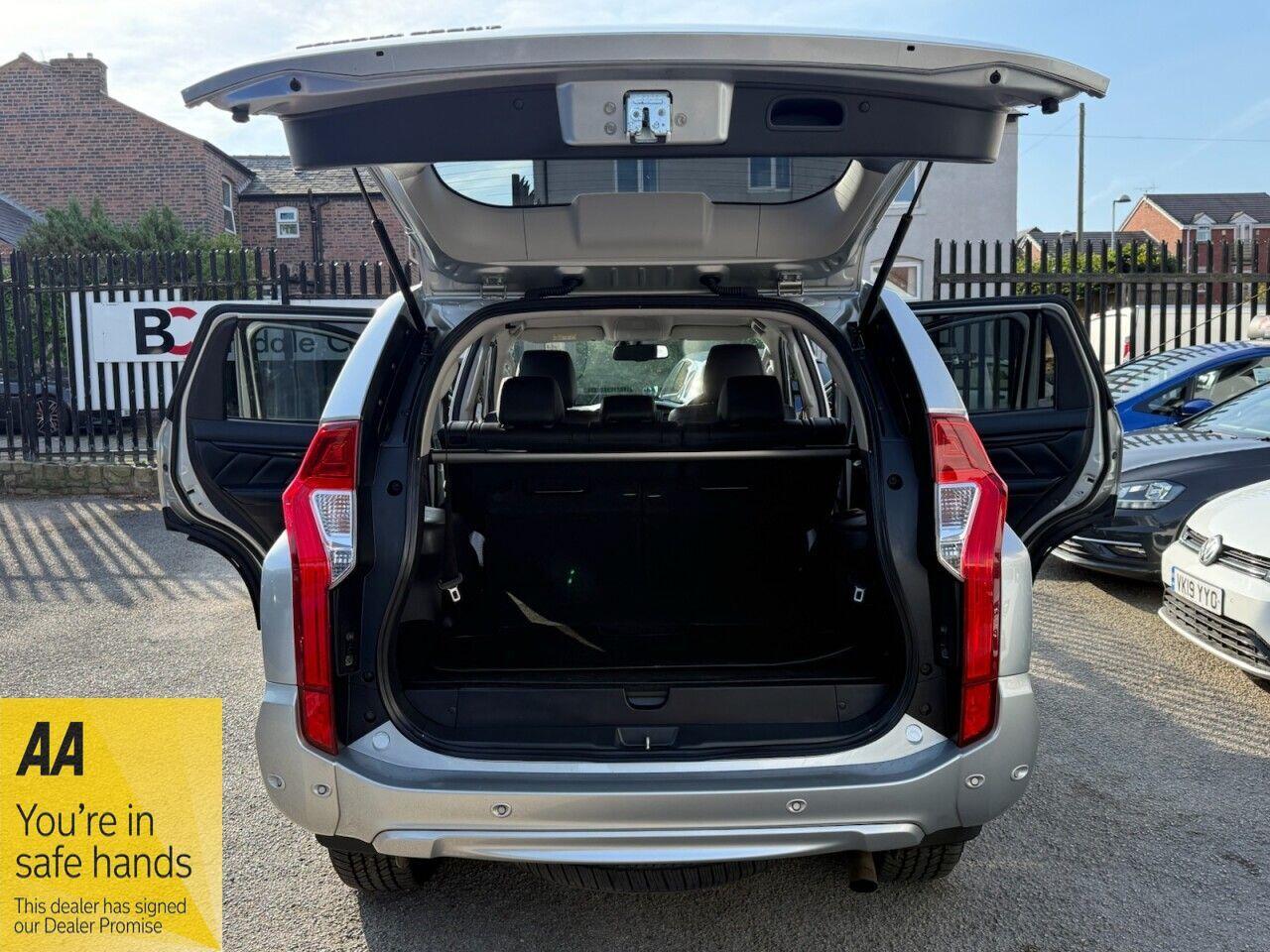 Mitsubishi Shogun Sport view 12