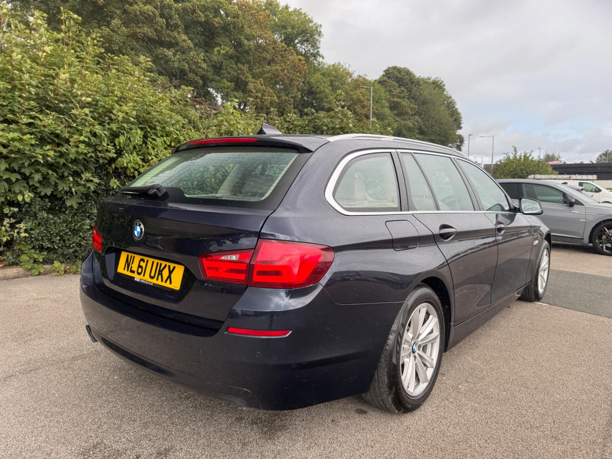 BMW 5 Series view 9