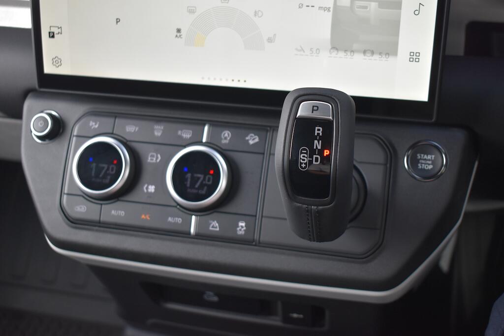 Land Rover Defender 110 view 65