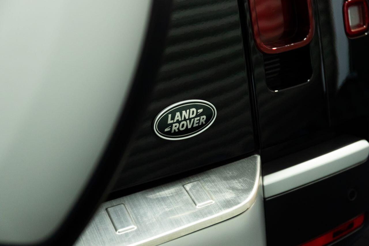 Land Rover Defender 110 view 58