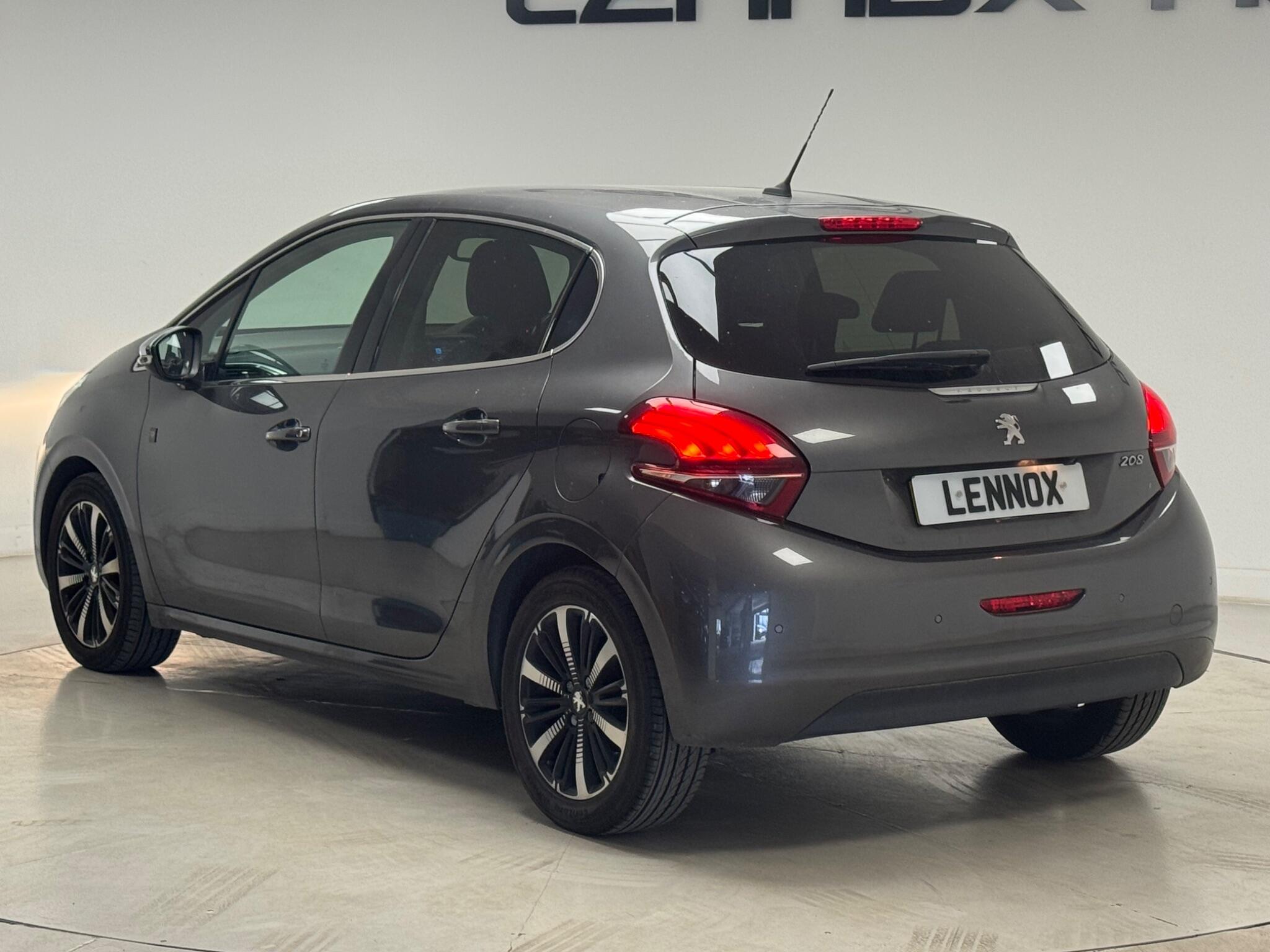 Peugeot 208 view 4