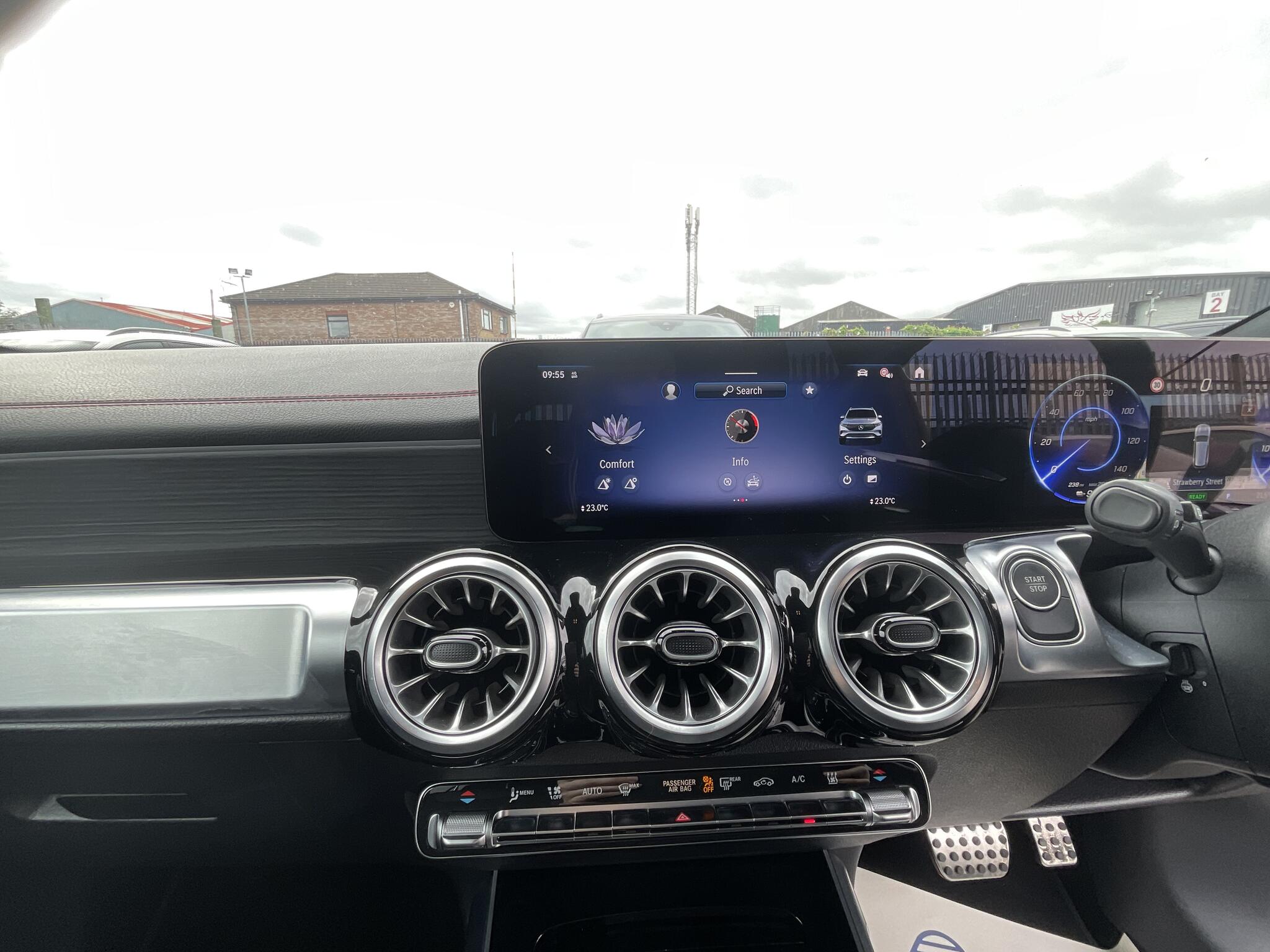 Mercedes-Benz Eqb view 26