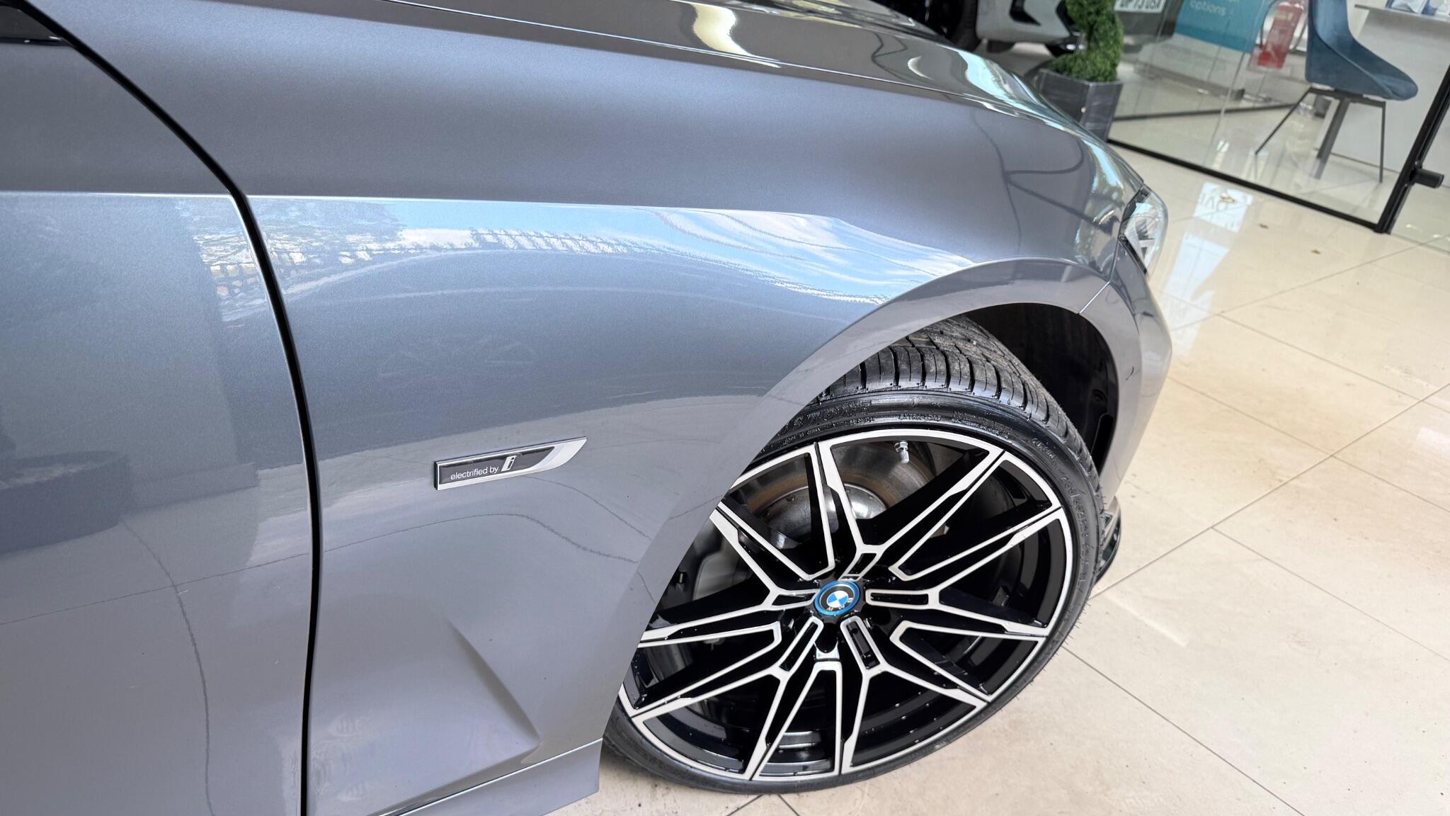 BMW 3 Series view 23