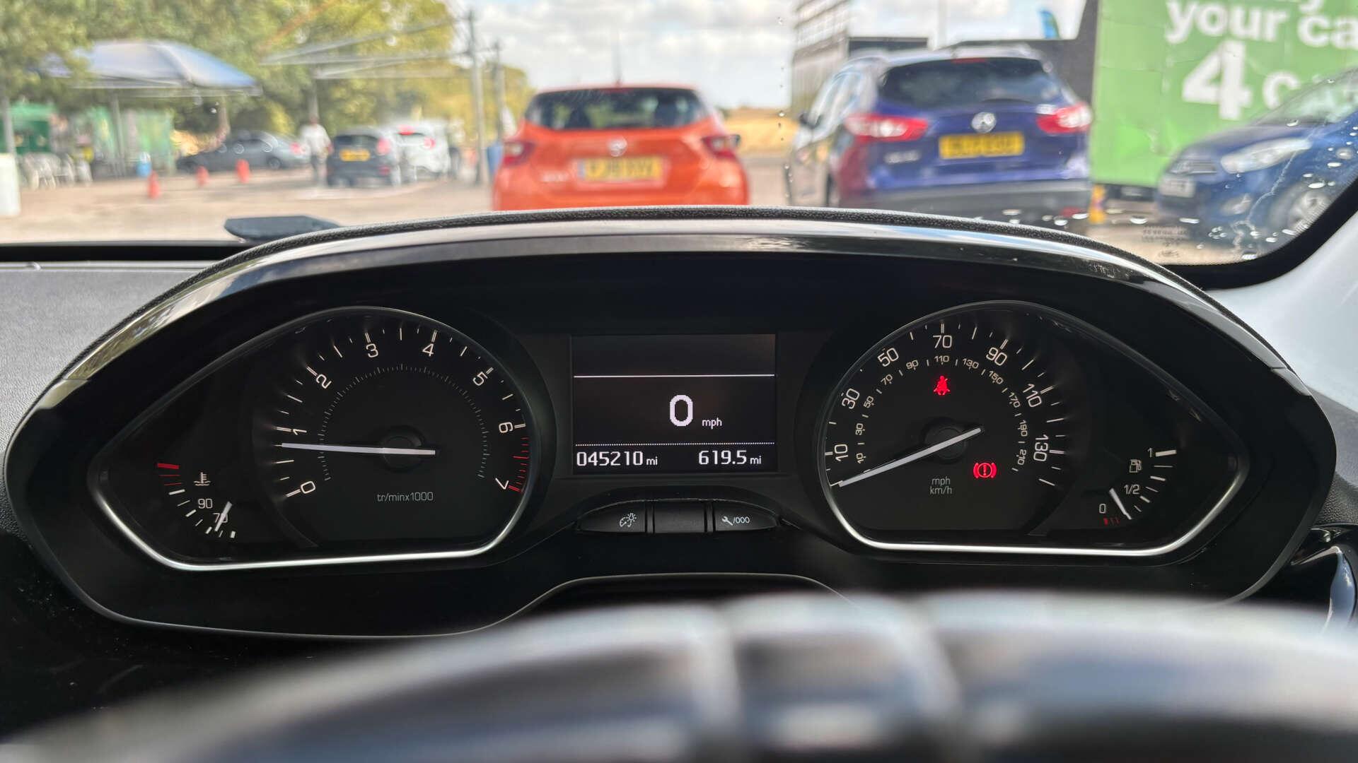 Peugeot 208 view 15