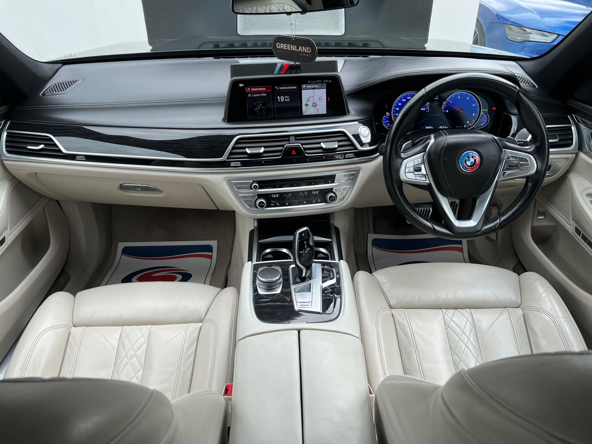 BMW 7 Series view 10