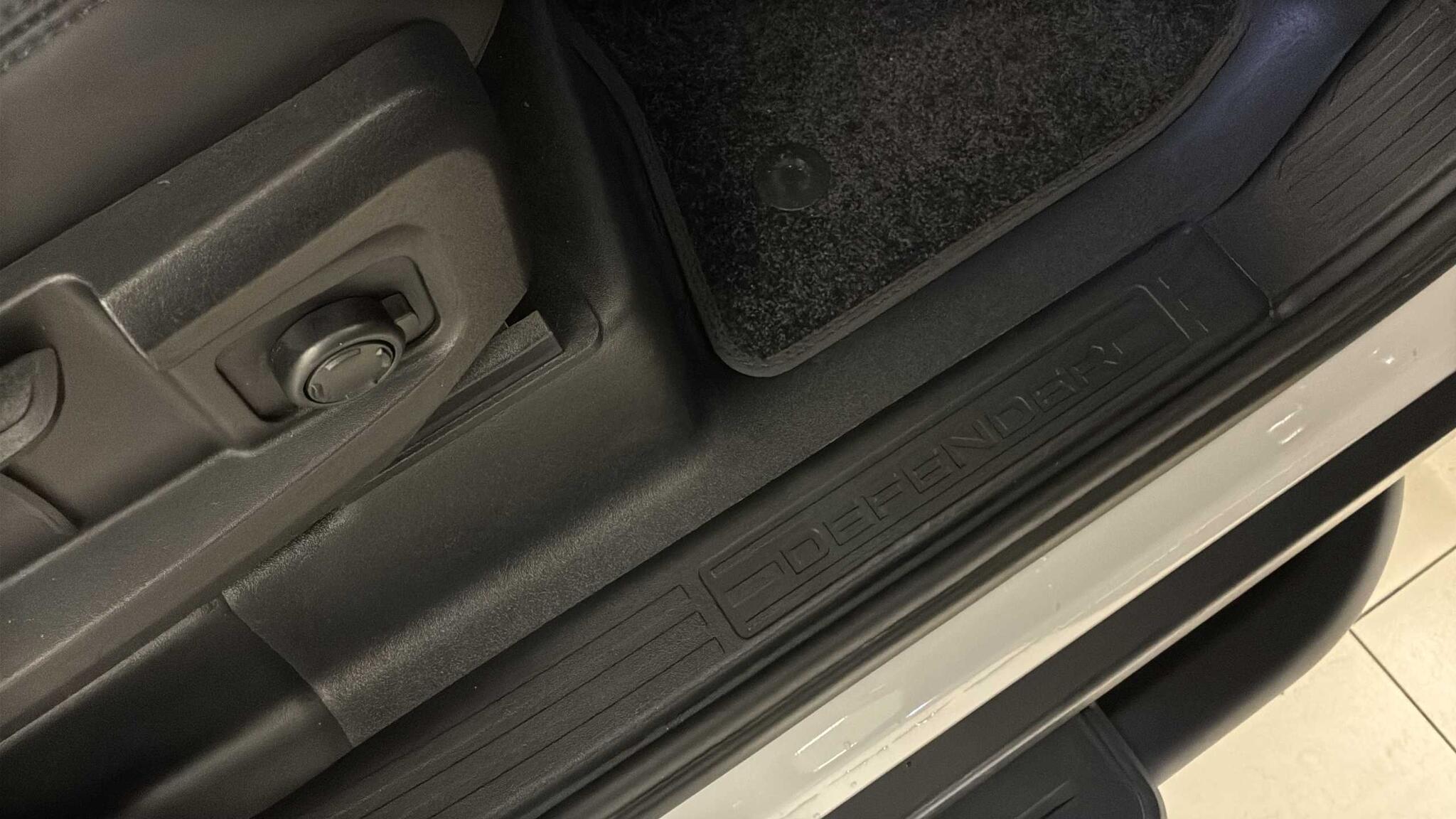 Land Rover Defender view 34