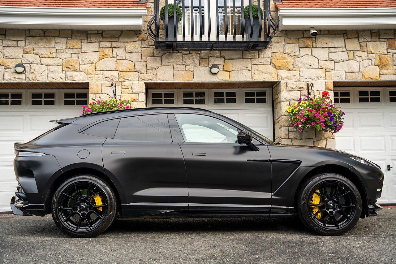 Aston Martin DBX view 4