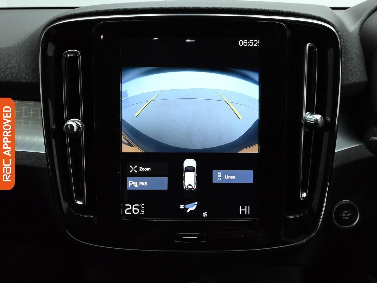 Volvo XC40 view 3
