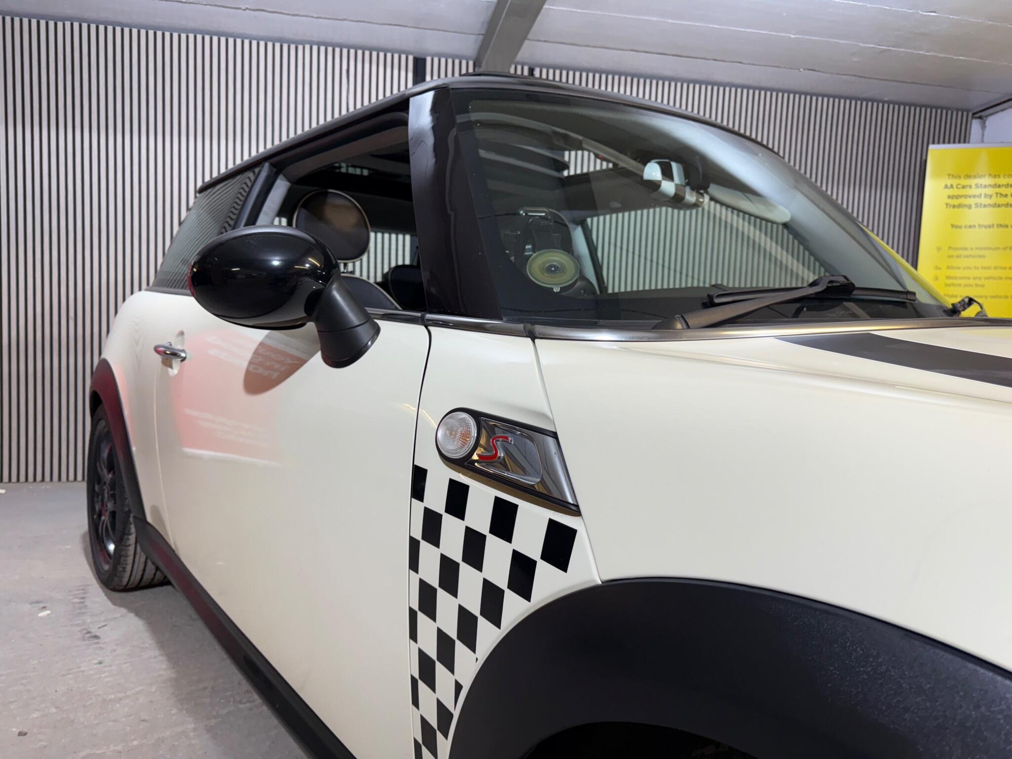 2008 MINI Hatch image 24