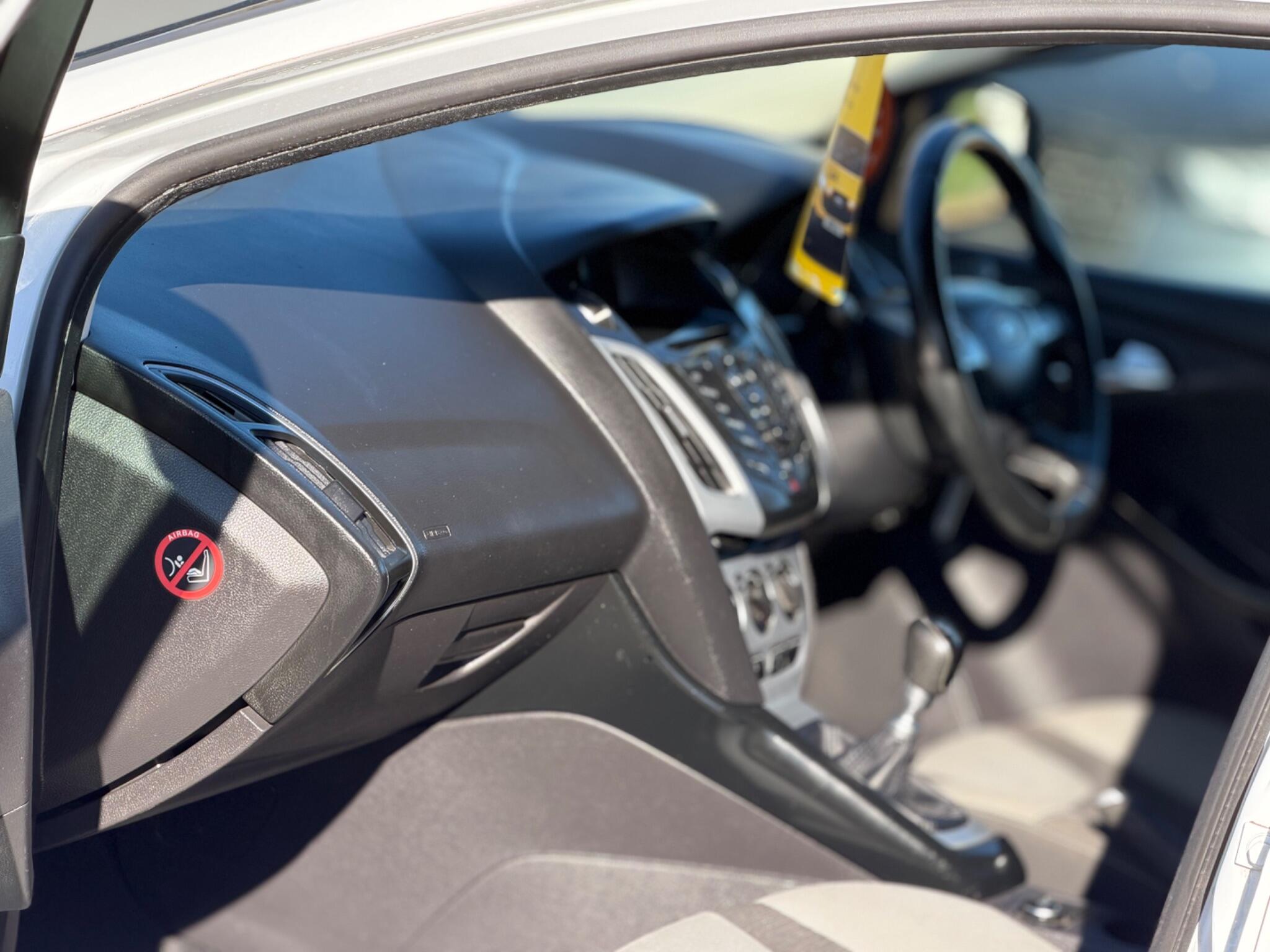 2013 Ford Focus 1.6 TDCi Zetec Euro 5 (s/s) 5dr image 21