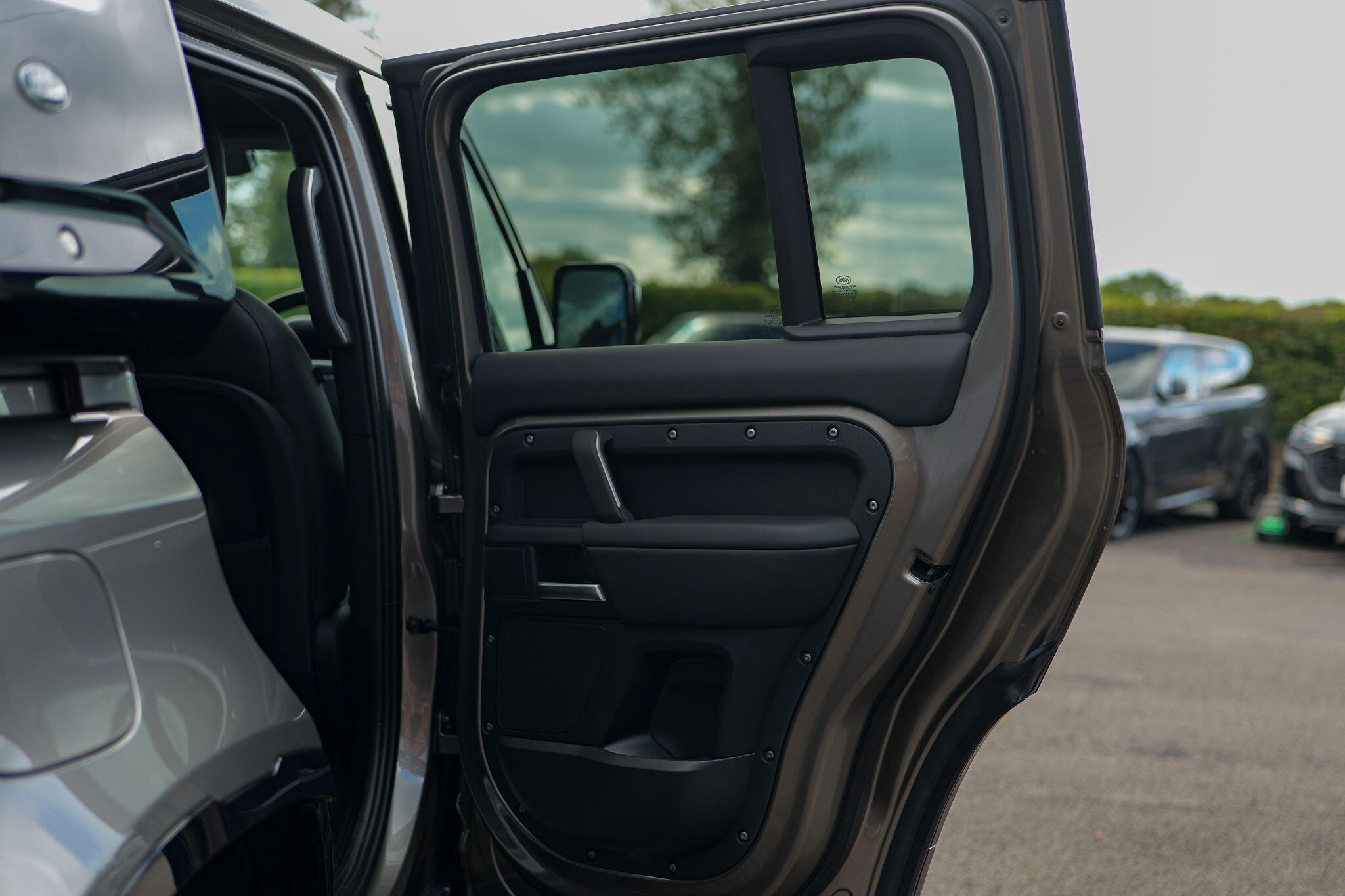 Land Rover Defender view 33