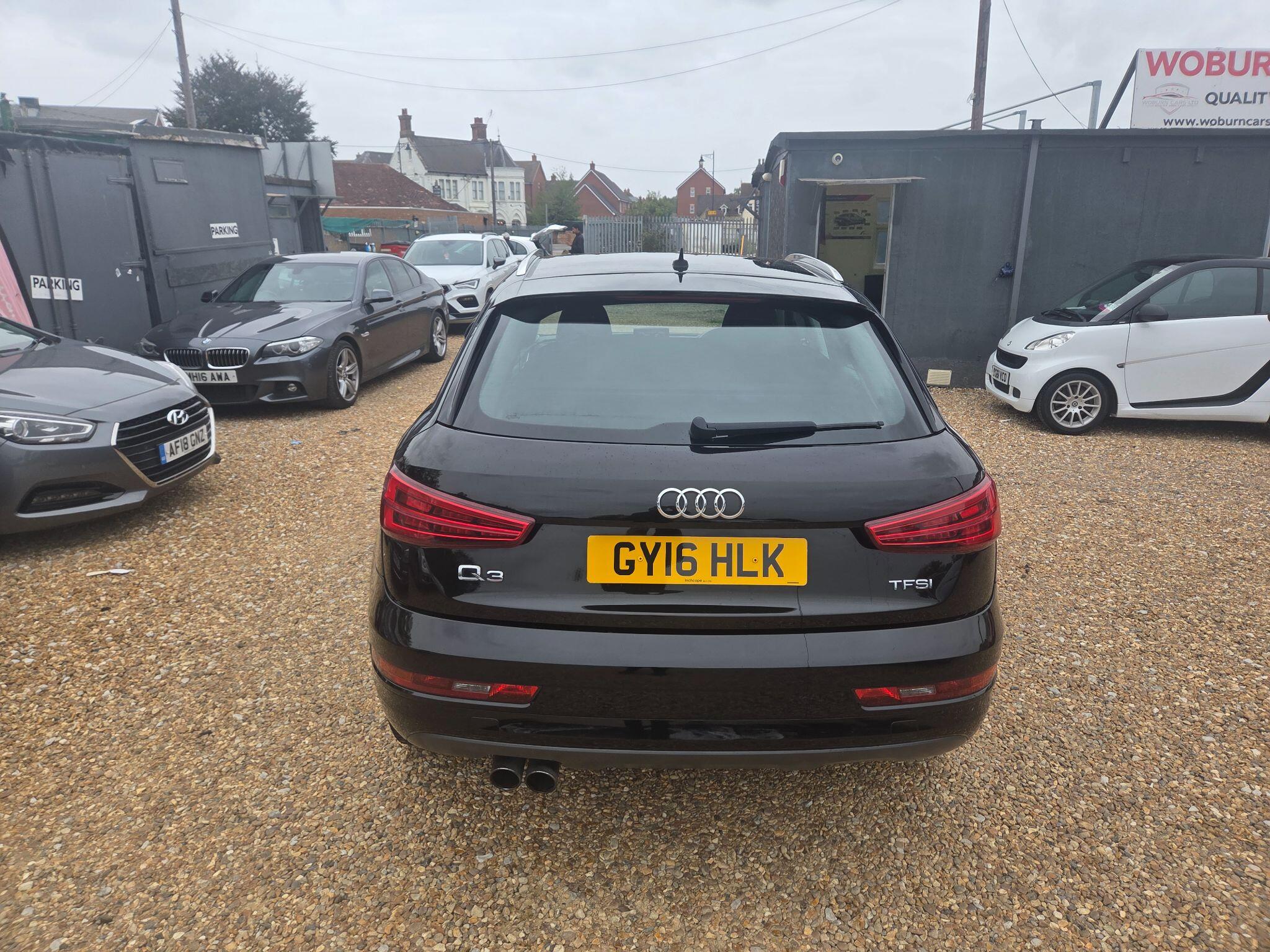 Audi Q3 view 23
