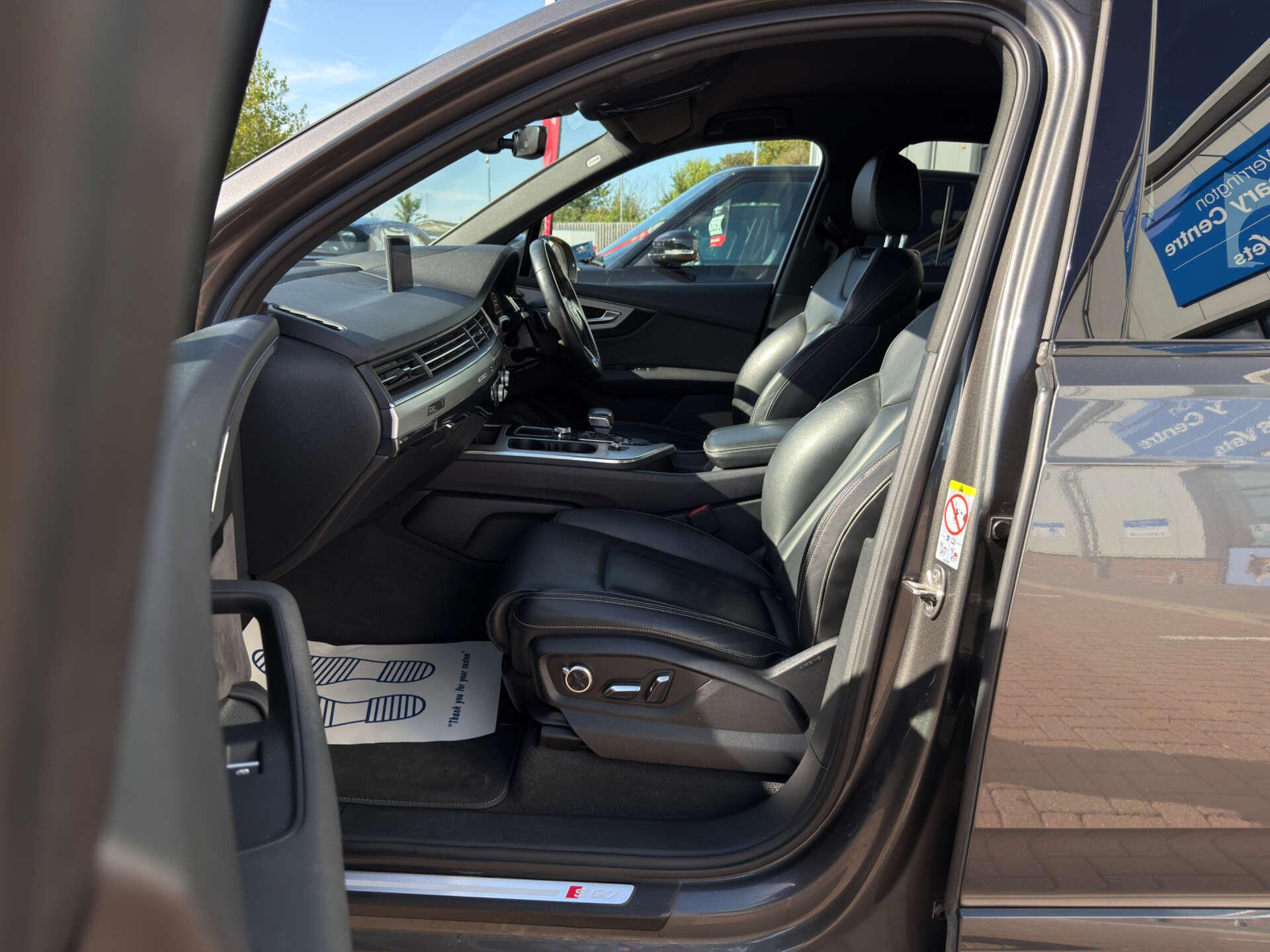 Audi SQ7 view 41